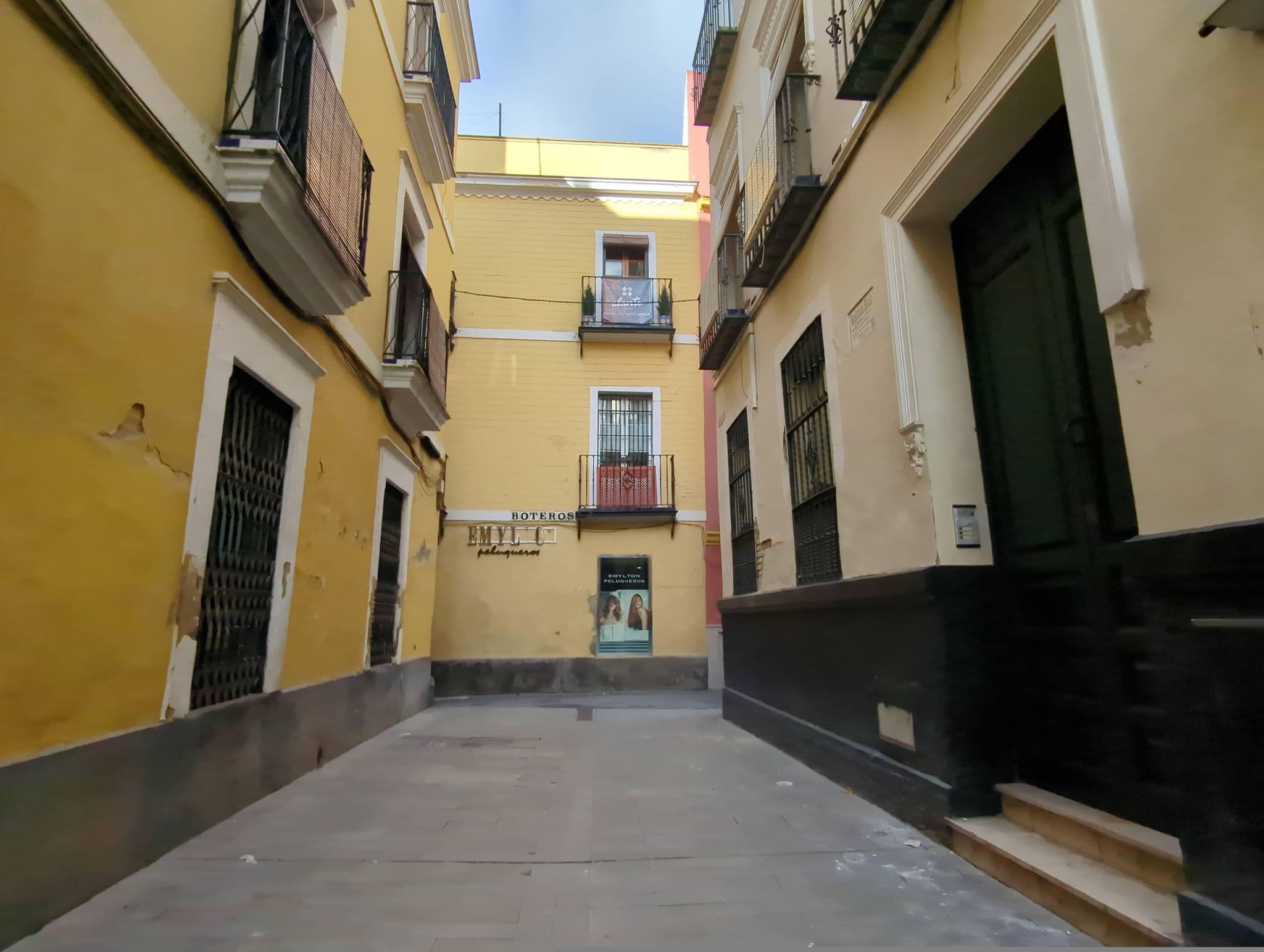 Street view near The Boutike Hostel, Sevilla — © miguel_andrade (CC BY-SA · Mapillary)