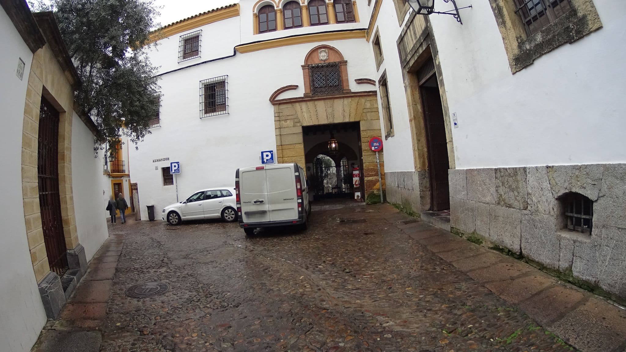 Street view near Hijos de Rafael Carrillo, Córdoba — © robertogeb (CC BY-SA · Mapillary)