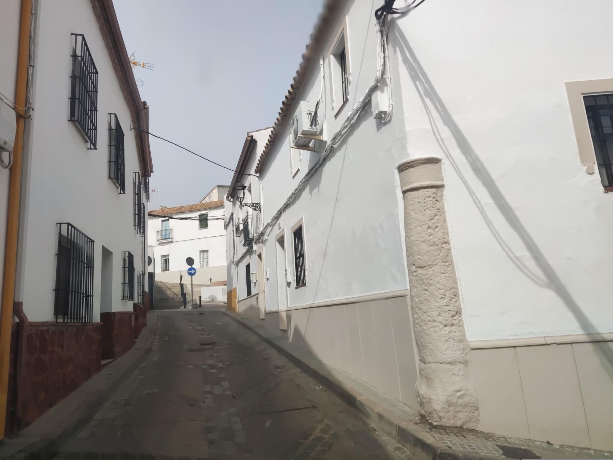 Street view near Al Mudawar Rural Hotel Almodovar del Rio, Almodóvar del Río — © sanchi (CC BY-SA · Mapillary)
