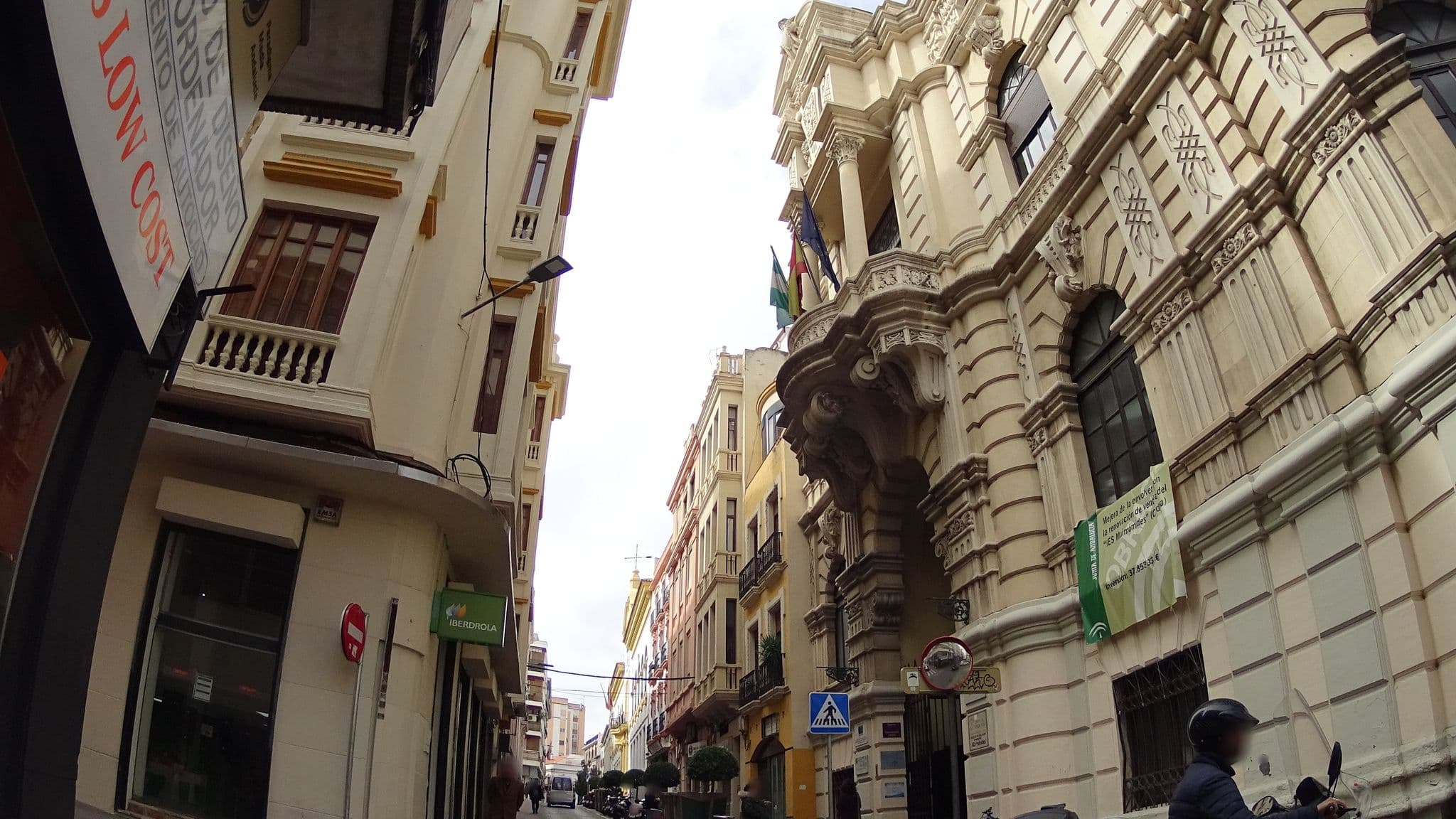 Street view near Apartamentos Alfonso XIII, Córdoba — © robertogeb (CC BY-SA · Mapillary)
