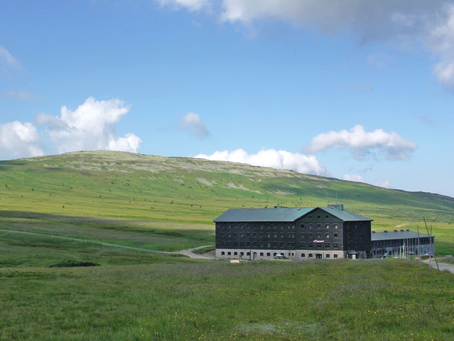 Luční bouda (via Wikimedia Commons, CC BY-SA 3.0)