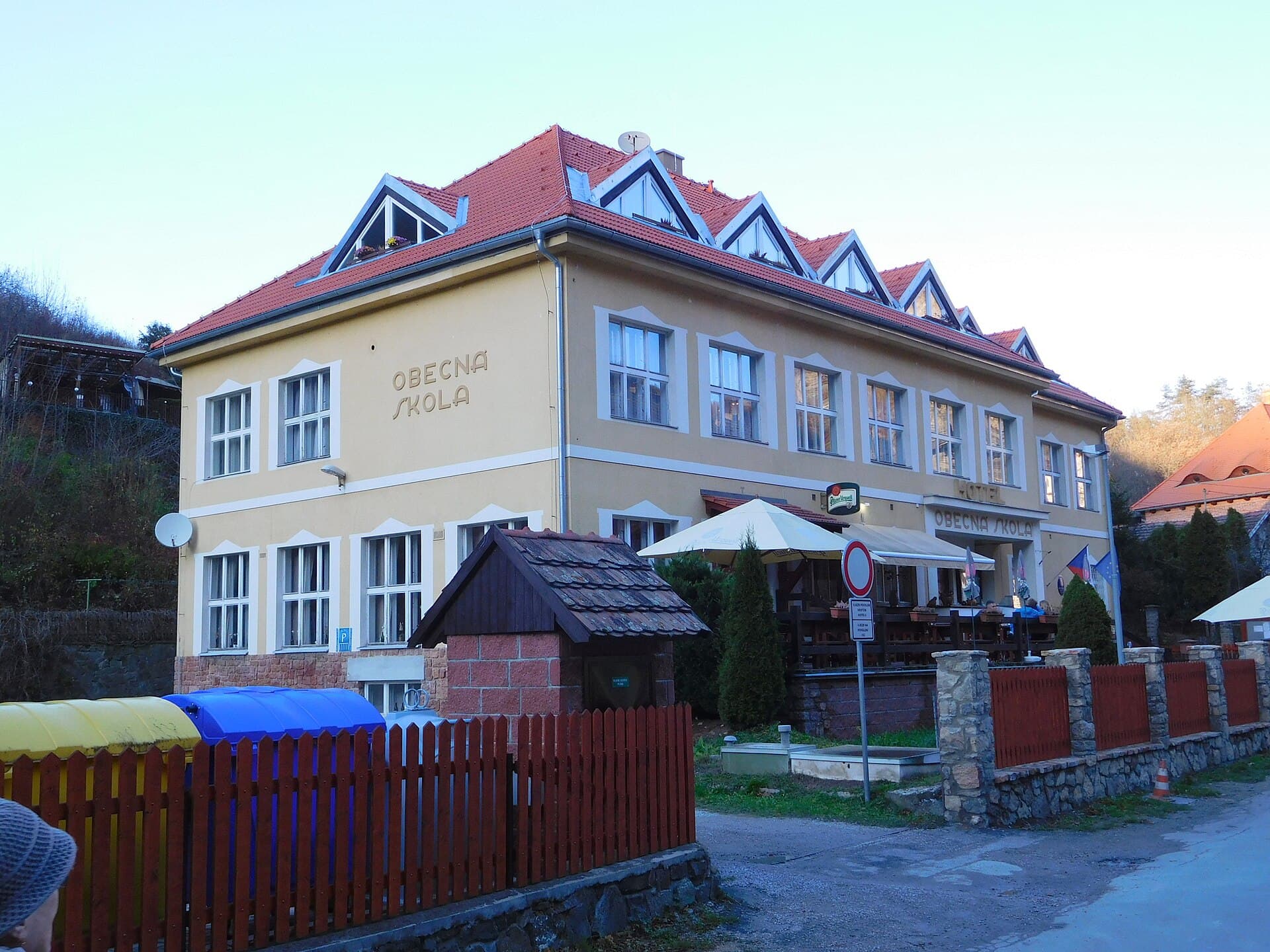 Obecná Škola (via Wikimedia Commons, CC BY-SA 3.0)