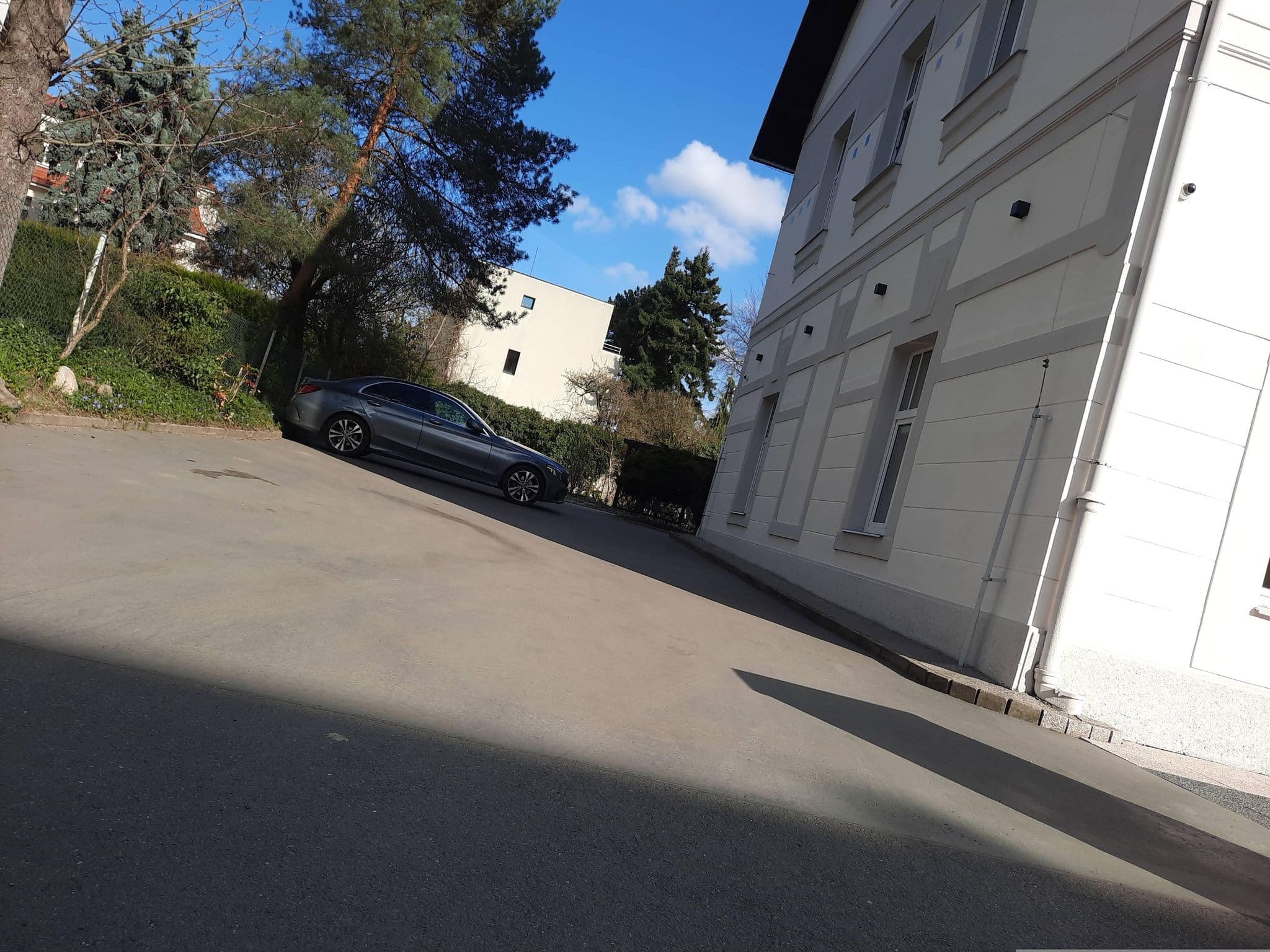 Street view near Klinika na Hanspaulce, Dejvice — © ondrejlopatka (CC BY-SA · Mapillary)