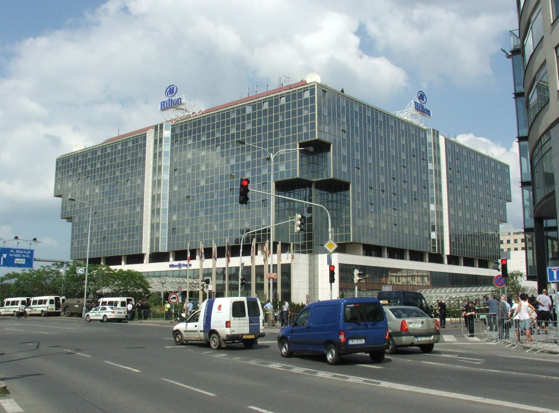 Hilton Prague Atrium (via Wikimedia Commons, CC BY 2.5)