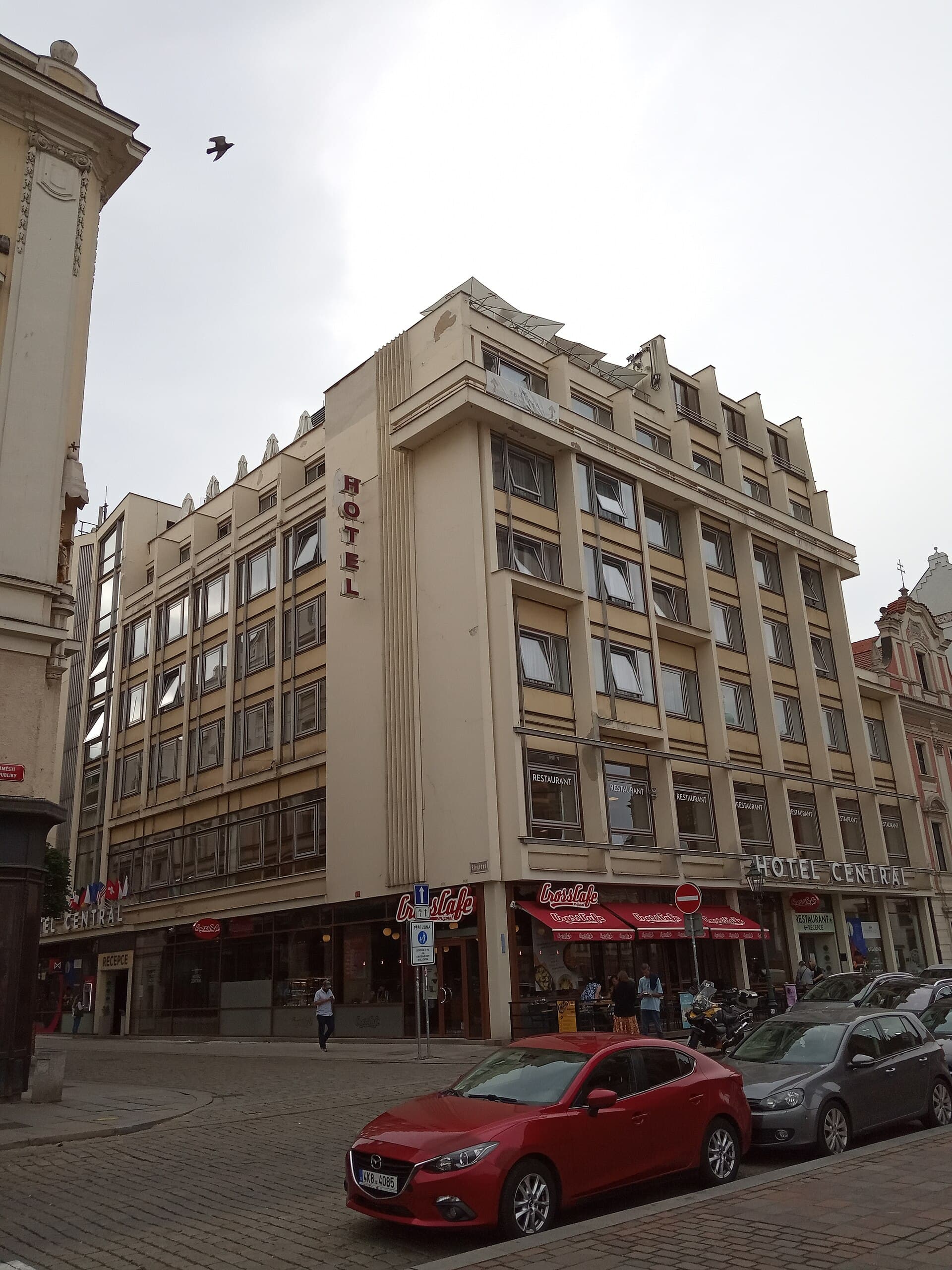 Hotel Central (via Wikimedia Commons, CC BY-SA 4.0)