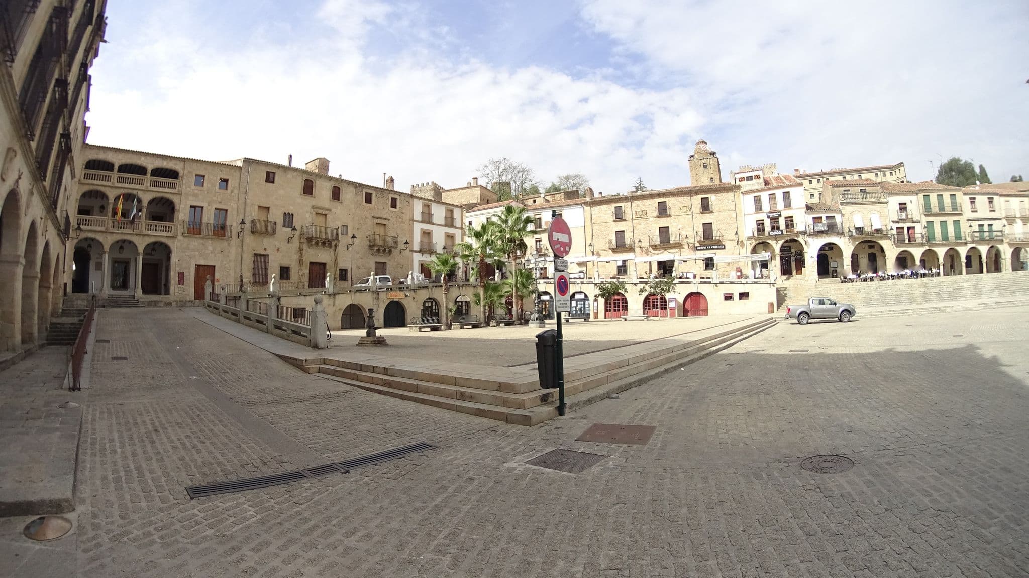 Street view near Nuria, Cafeteria Restaurante, Hostal, Trujillo — © robertogeb (CC BY-SA · Mapillary)