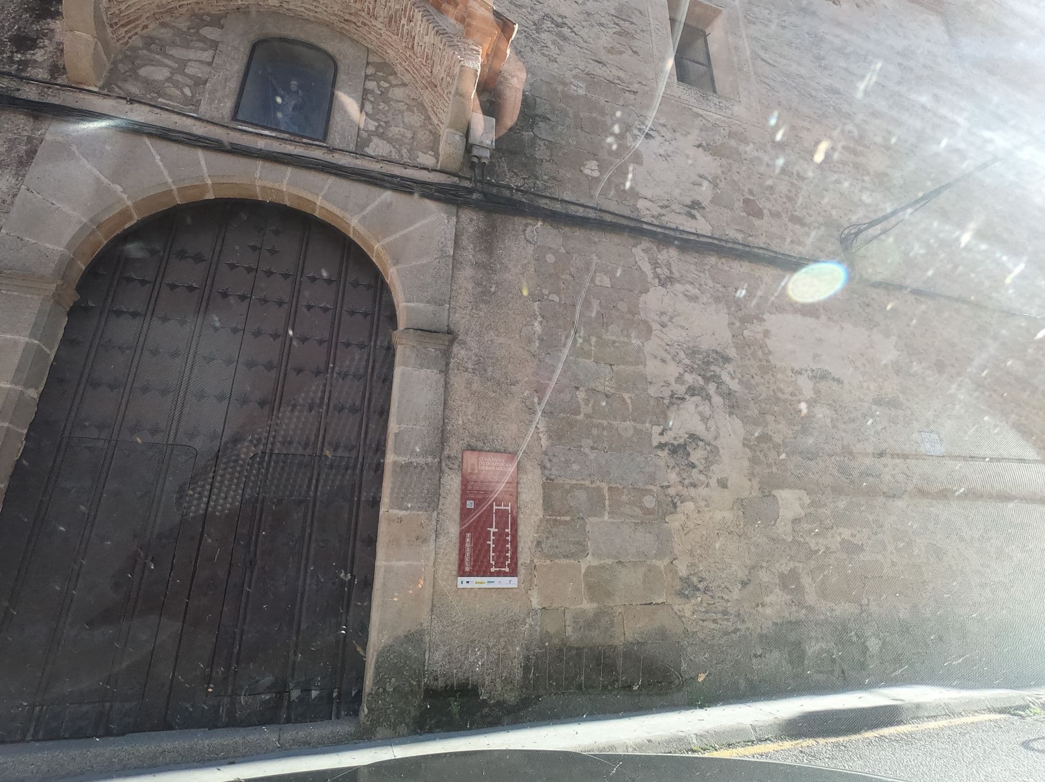 Street view near Hostal Mesón Plaza, Trujillo — © adrigrillo (CC BY-SA · Mapillary)