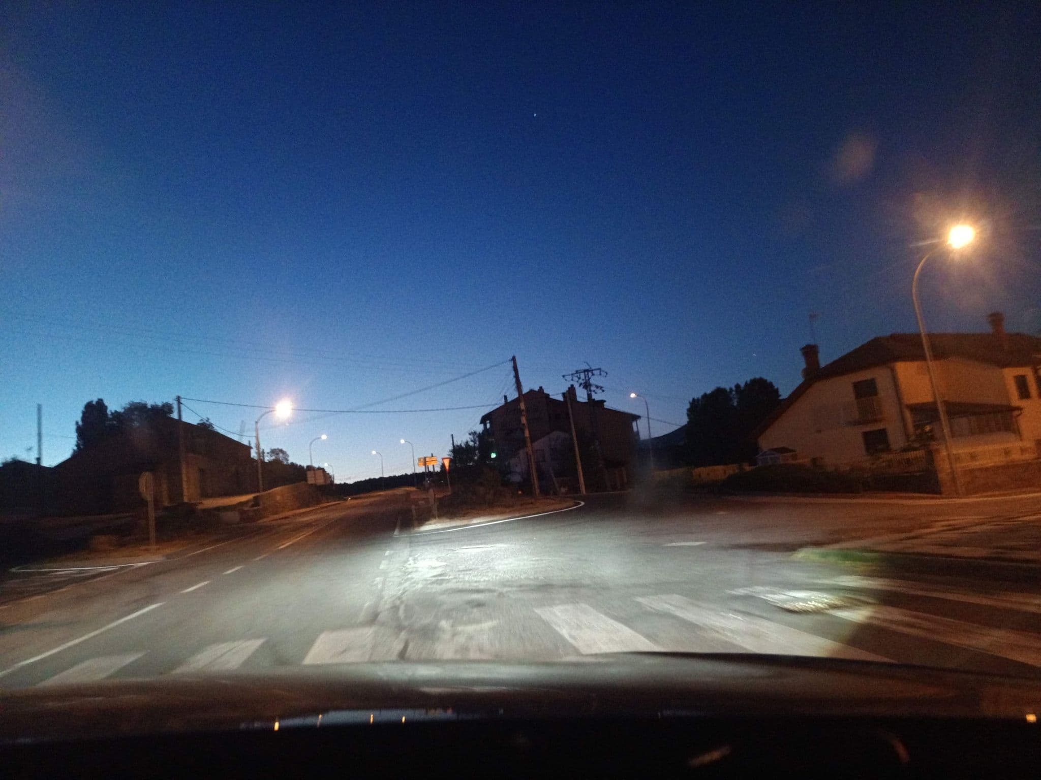 Street view near El Mesón de Gredos, Mombeltrán — © toniserra (CC BY-SA · Mapillary)