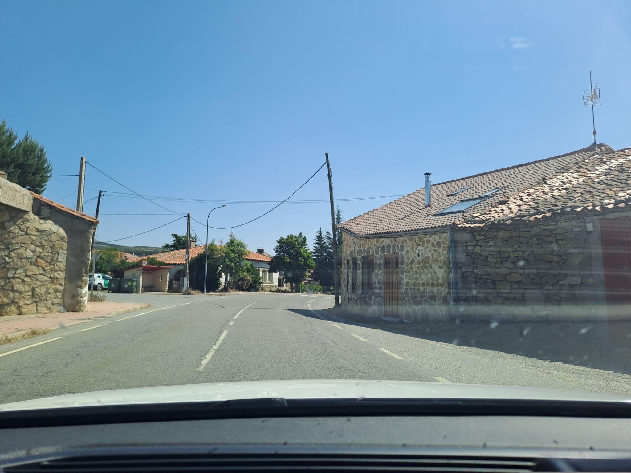 Street view near Hostal Refugio de Gredos, Mombeltrán — © normanm (CC BY-SA · Mapillary)