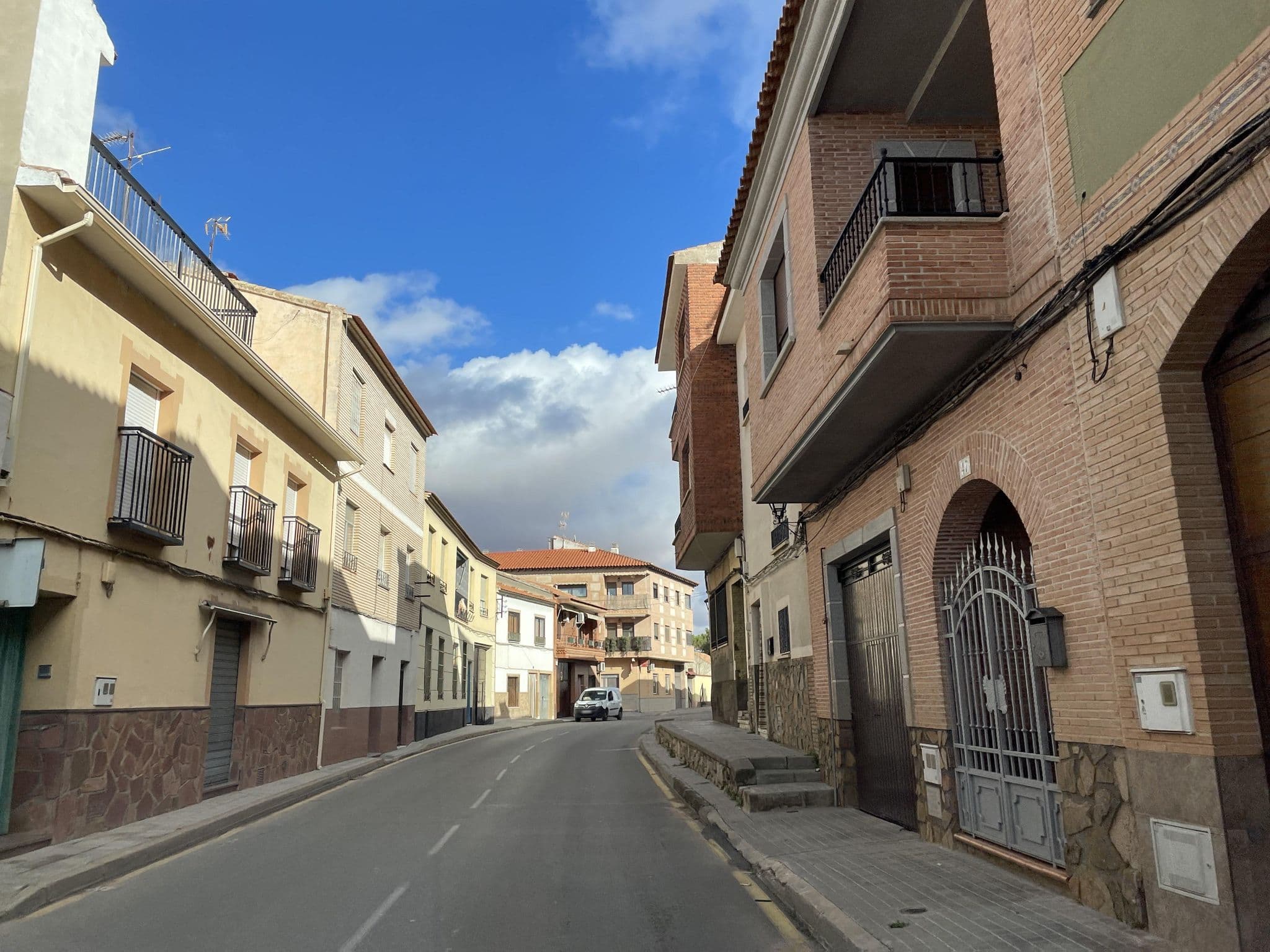 Street view near Apartamentos Turísticos Oncemolinos, Consuegra — © seraq (CC BY-SA · Mapillary)