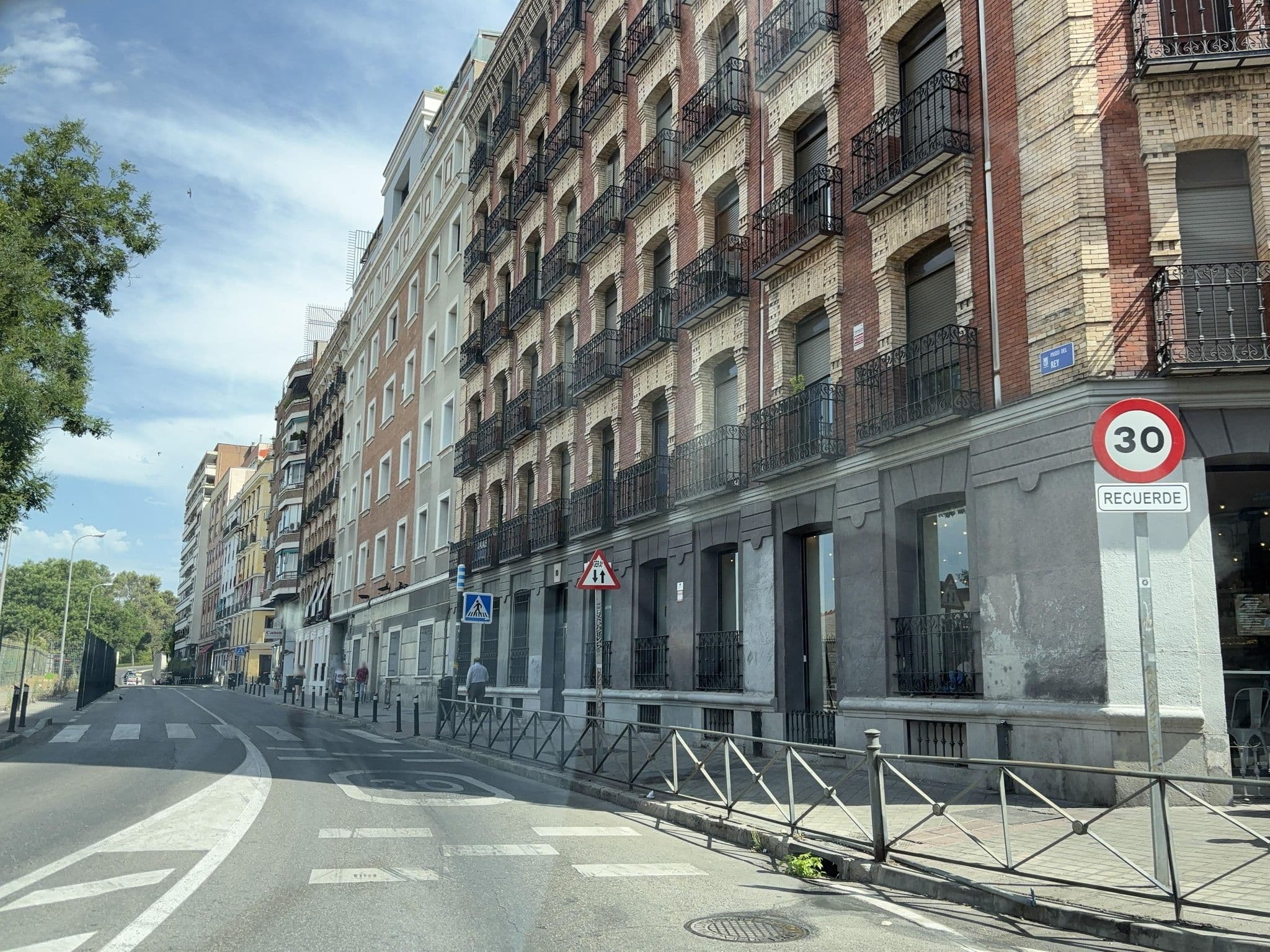 Street view near A & B Hostel, Palacio — © seraq (CC BY-SA · Mapillary)