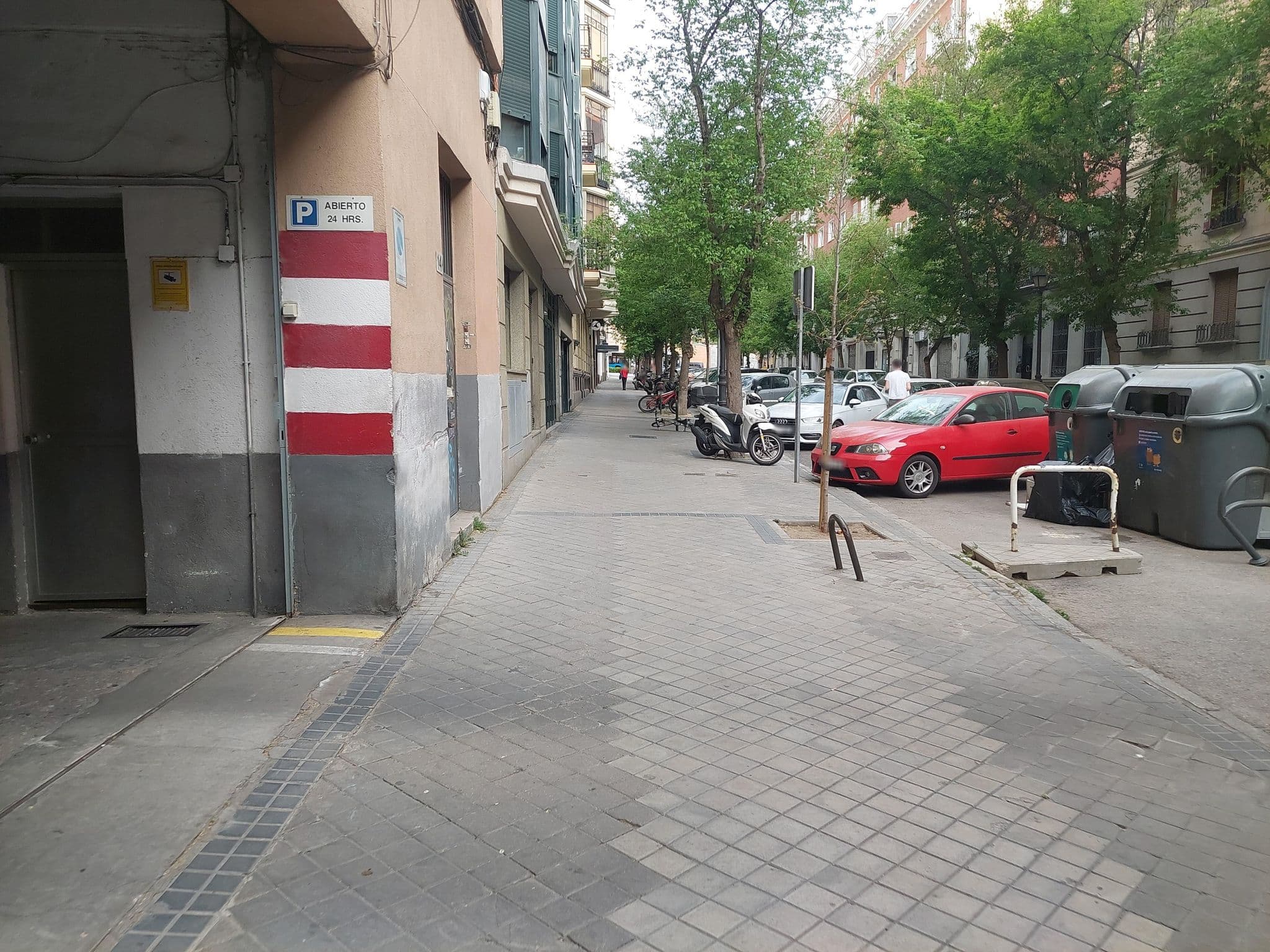 Street view near Hostel Lanave, Argüelles — © Albergarri788 (CC BY-SA · Mapillary)