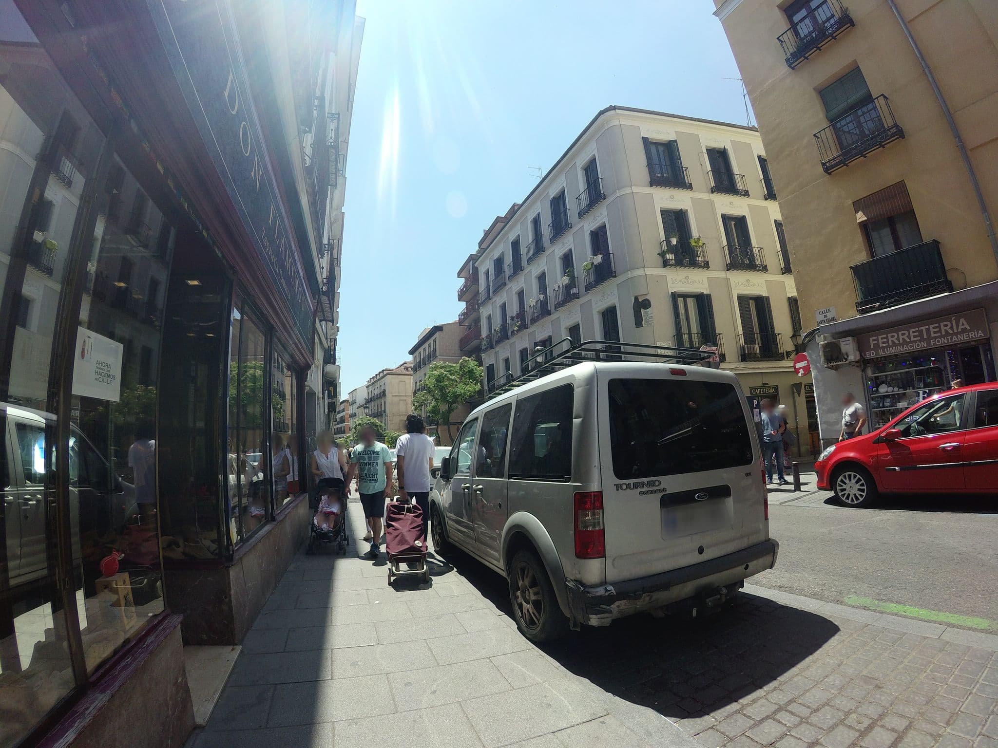 Street view near Apartamentos Good stay Atocha, Embajadores — © angoca (CC BY-SA · Mapillary)