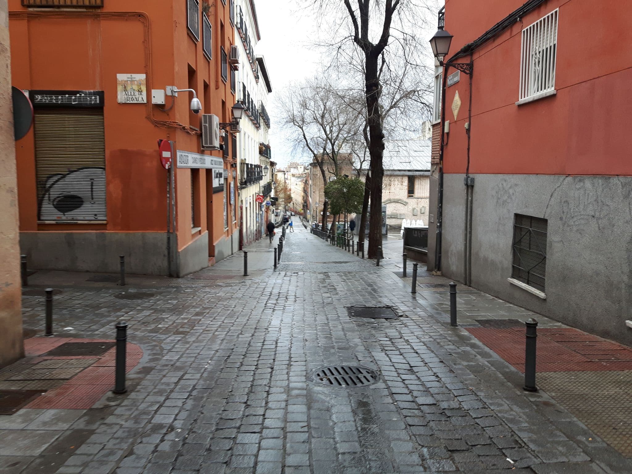 Street view near La Casa del Mesón de Paredes, Embajadores — © wusel007 (CC BY-SA · Mapillary)