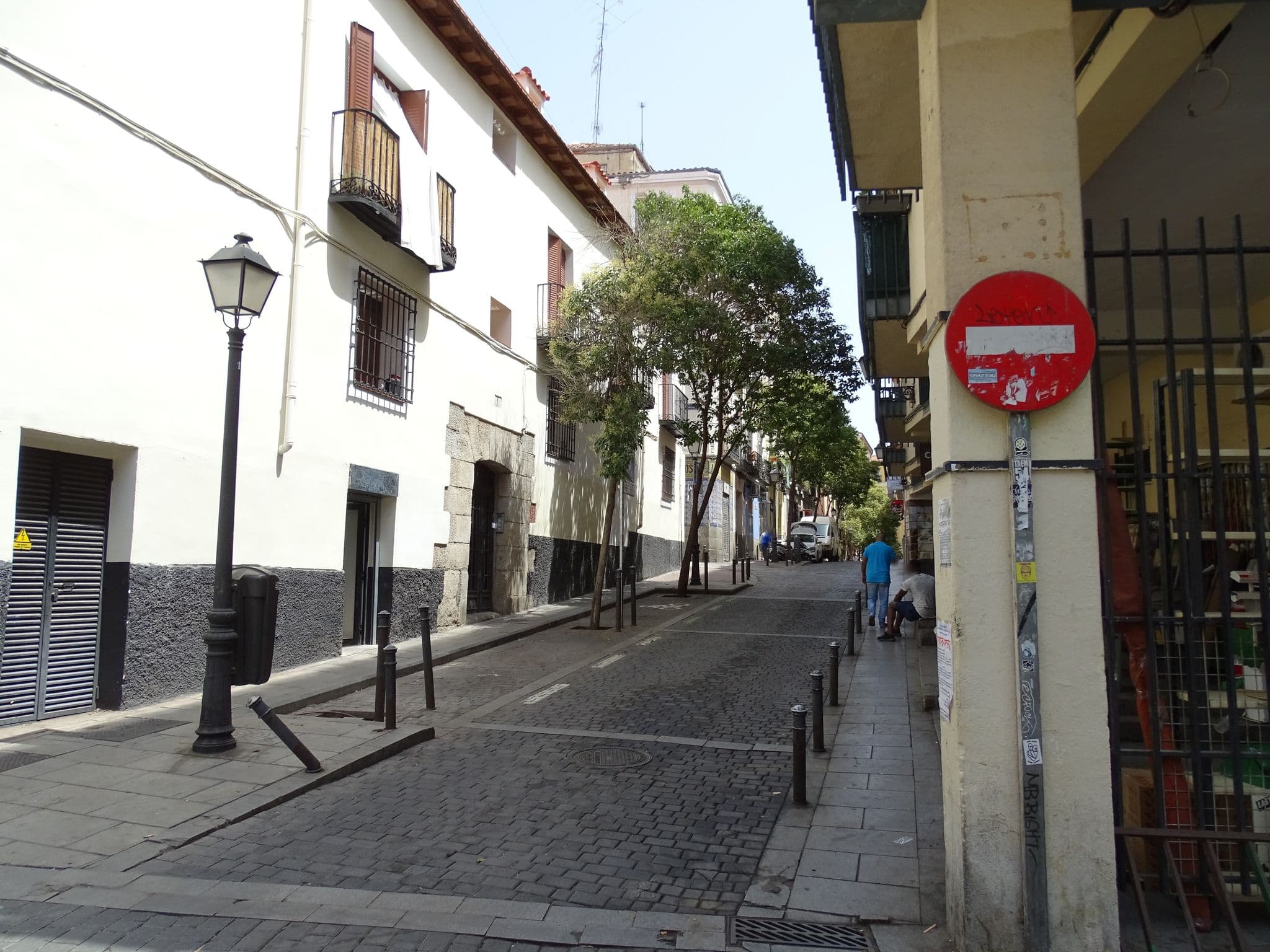 Street view near Home Rentals Madrid Centro by A+ apartments, Embajadores — © negro (CC BY-SA · Mapillary)