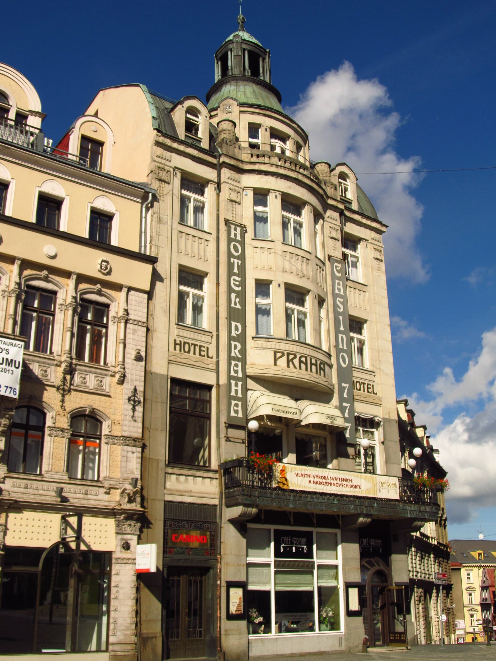 Hotel Praha (via Wikimedia Commons, CC BY-SA 3.0)