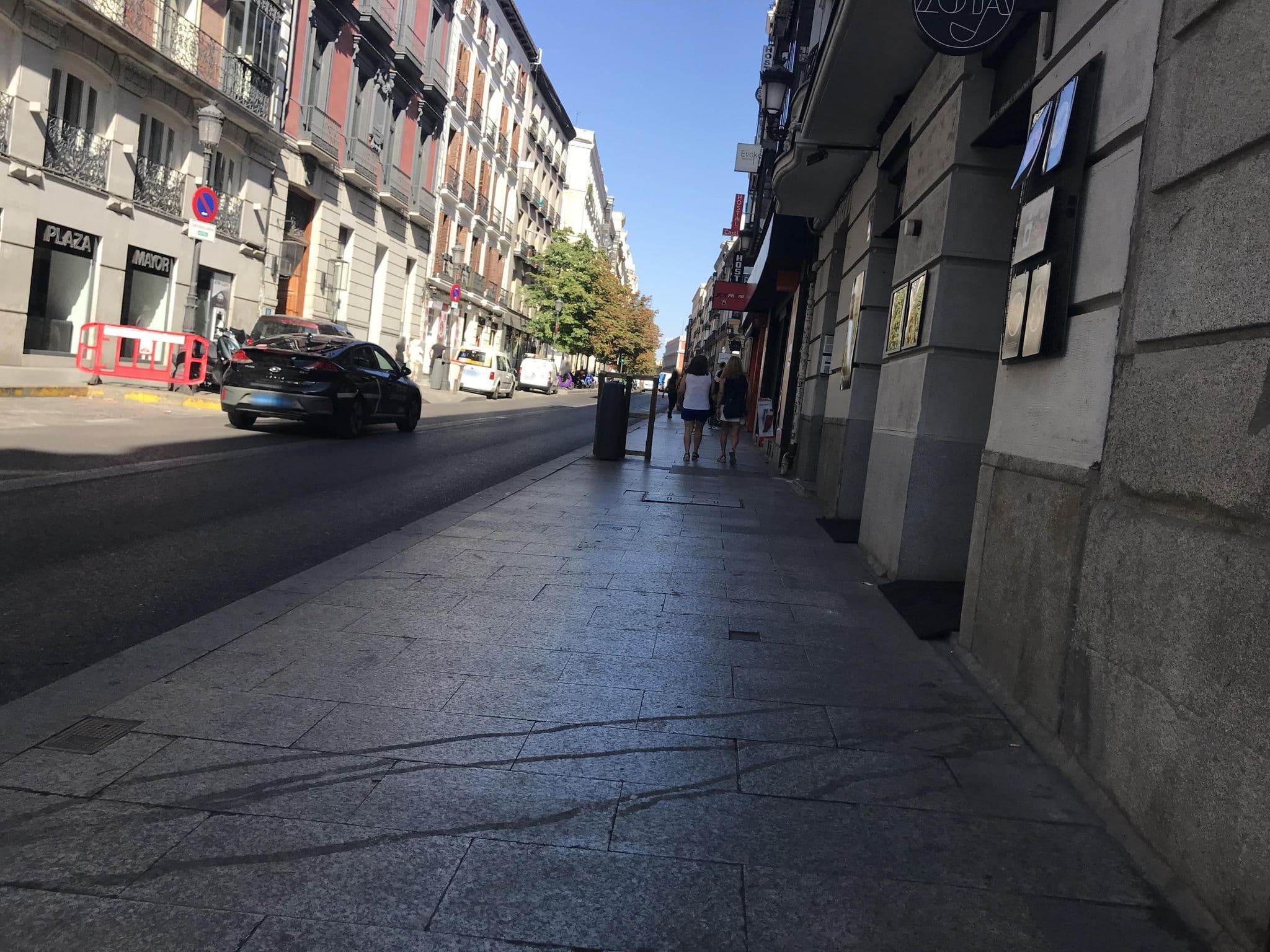 Street view near Pensión Magdalena, Embajadores — © miguel_andrade (CC BY-SA · Mapillary)