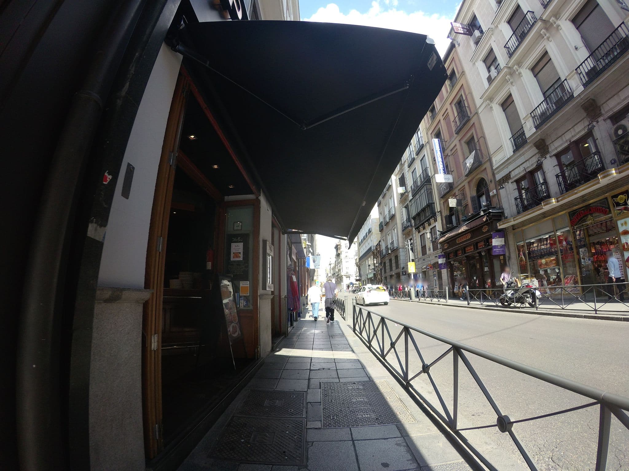 Street view near París, Madrid — © angoca (CC BY-SA · Mapillary)