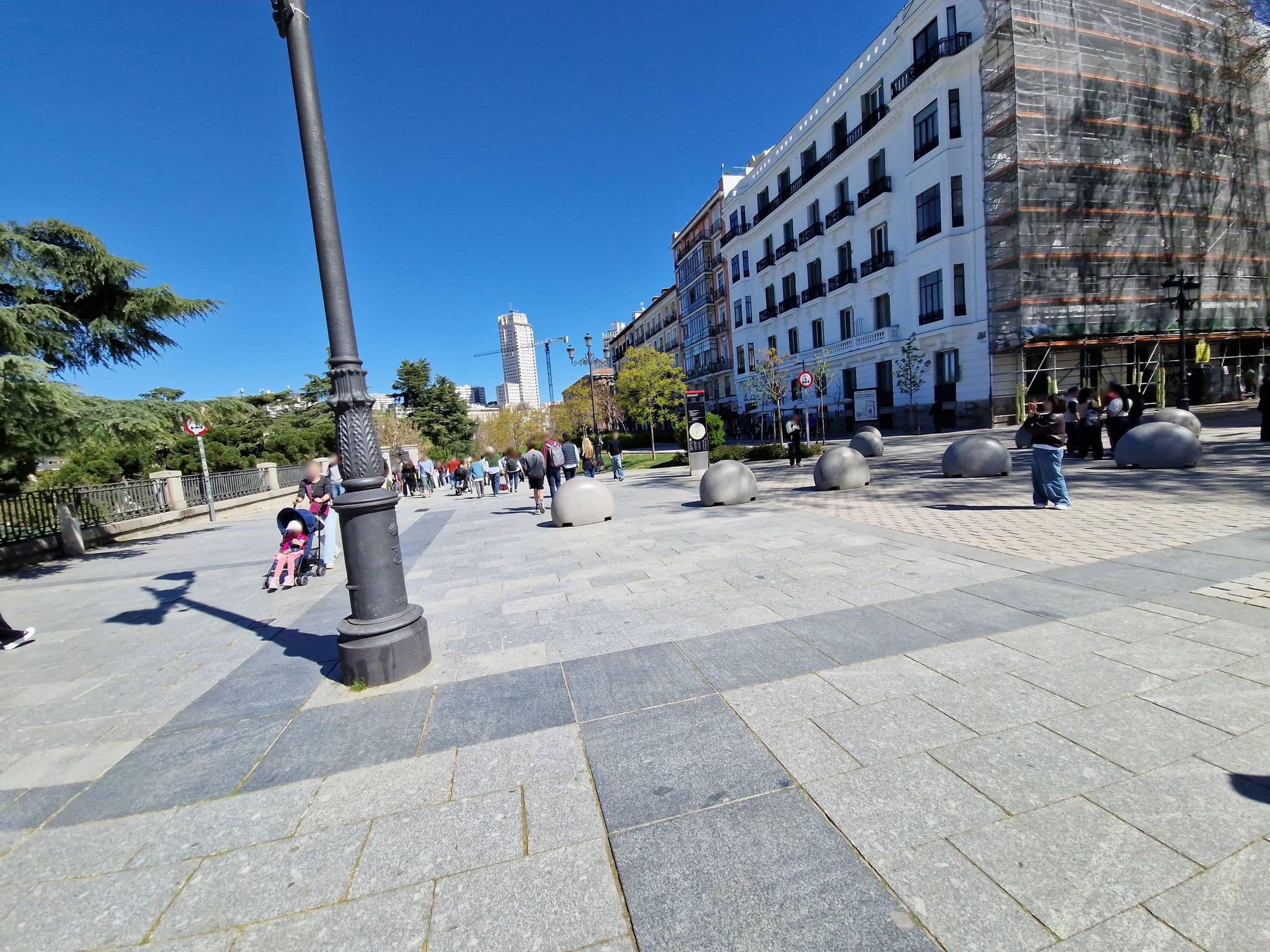 Street view near Apartamentos Real, Palacio — © jopparn (CC BY-SA · Mapillary)