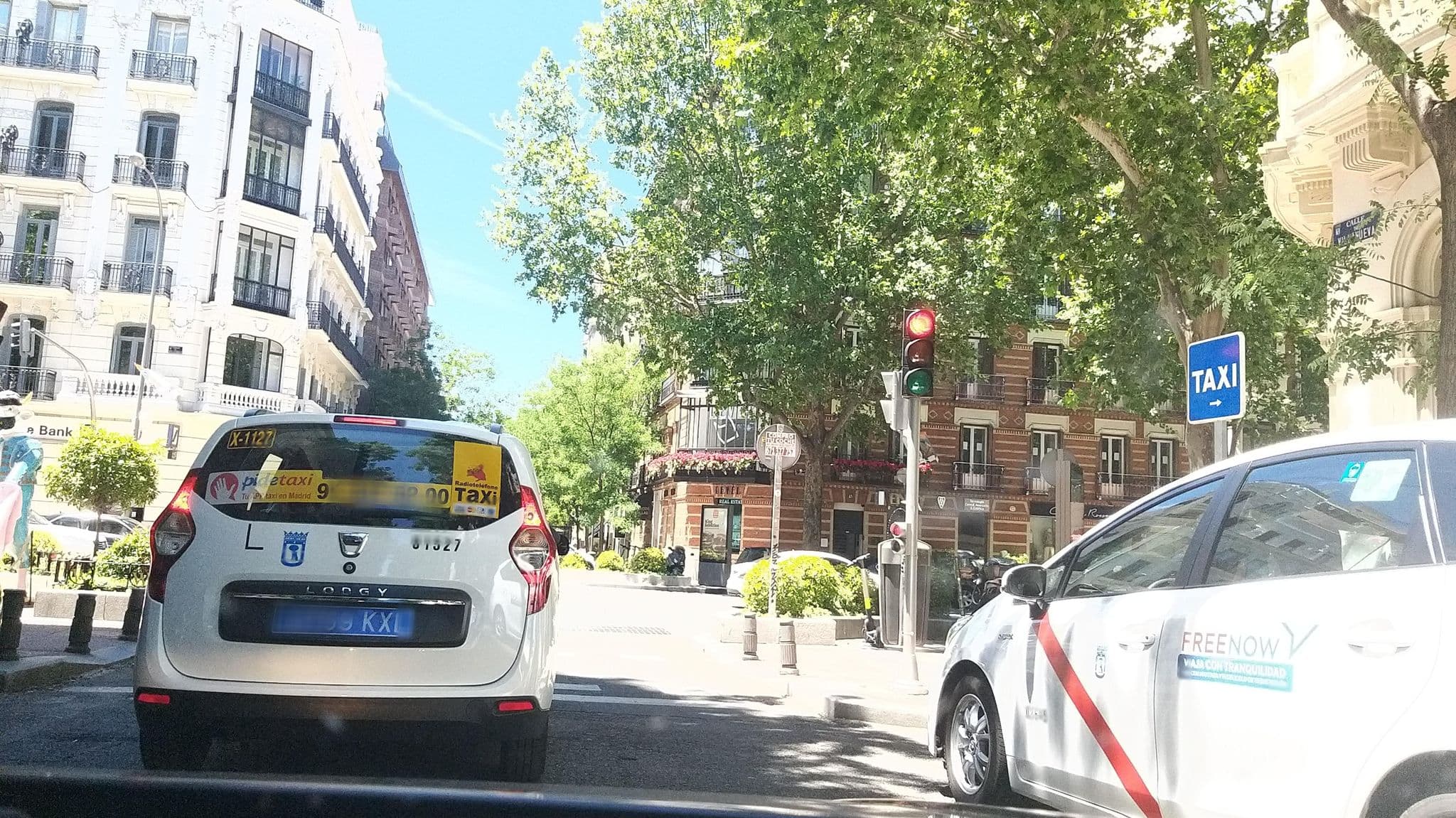Street view near Hotel Wellington, Recoletos — © pilar (CC BY-SA · Mapillary)