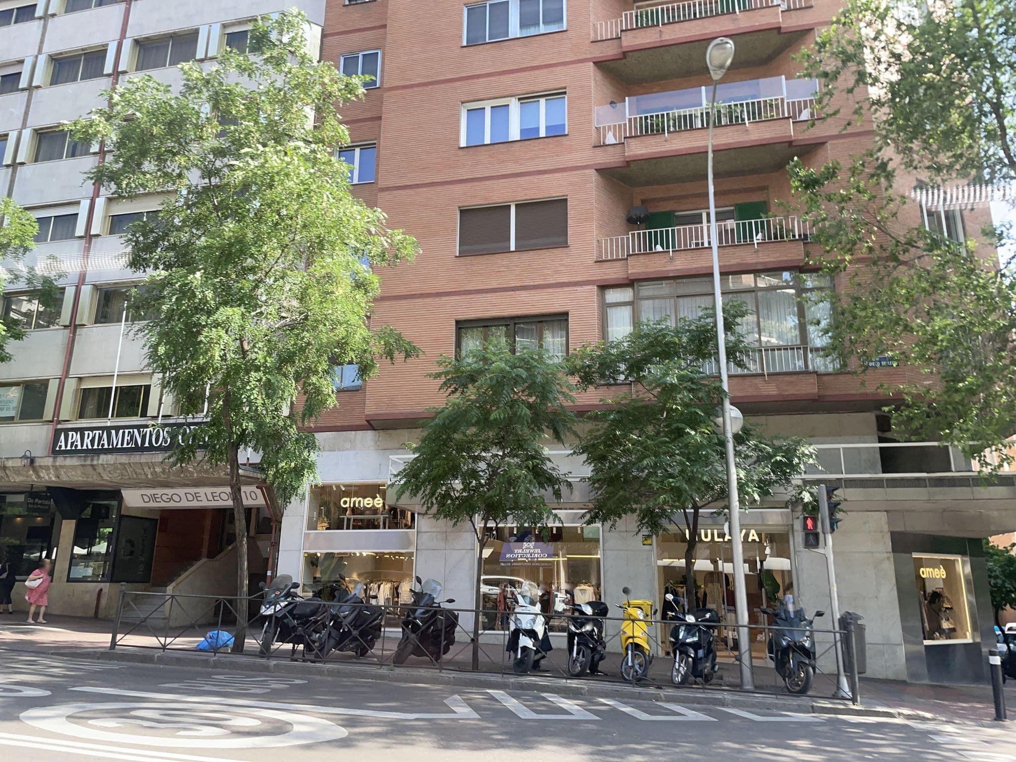 Street view near Apartamentos Orión, Castellana — © seraq (CC BY-SA · Mapillary)