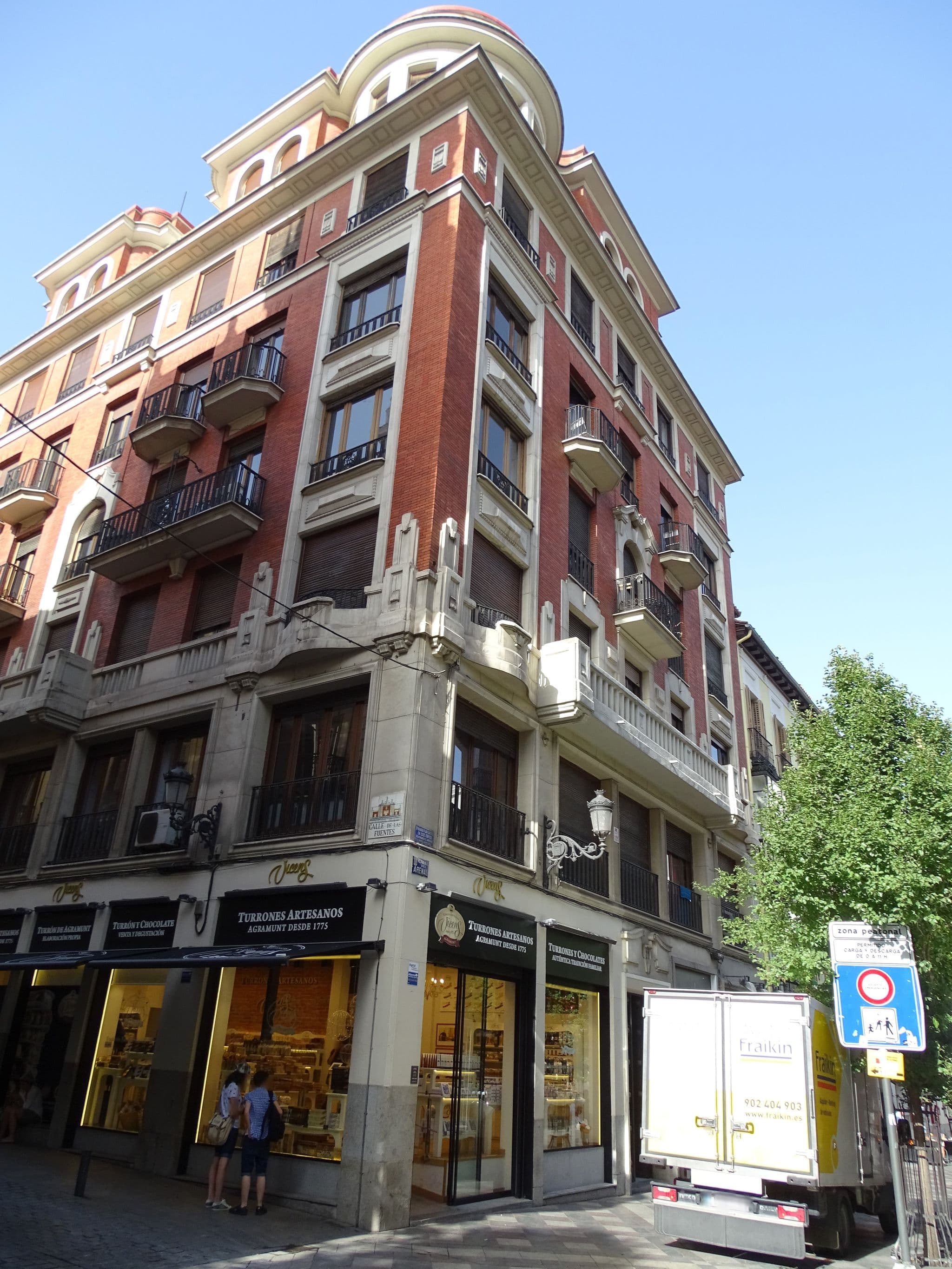 Street view near Hostal Hispalense, Sol — © negro (CC BY-SA · Mapillary)