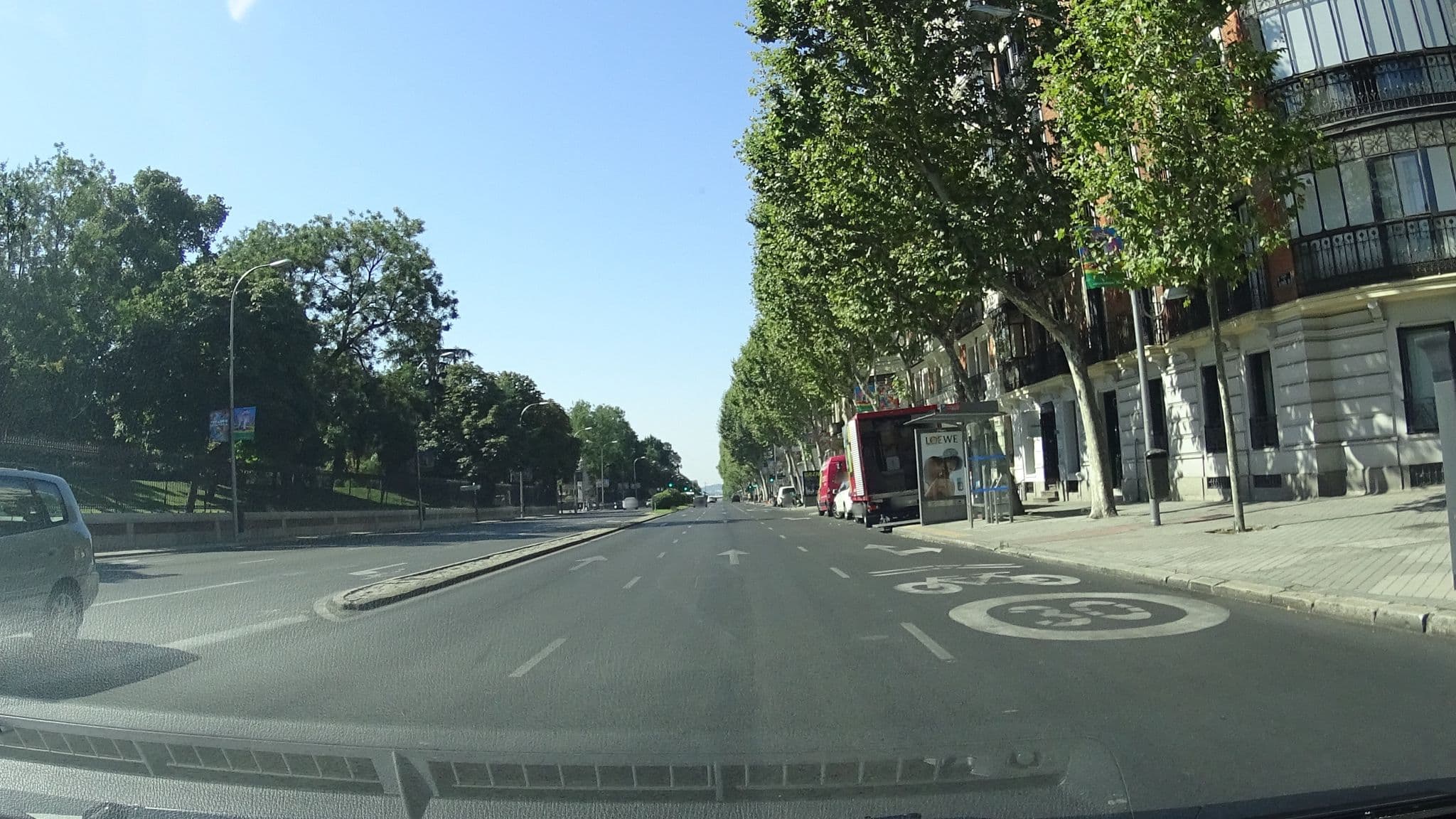 Street view near Apartamentos Madrid Alfonso XII 22, Jerónimos — © robertogeb (CC BY-SA · Mapillary)