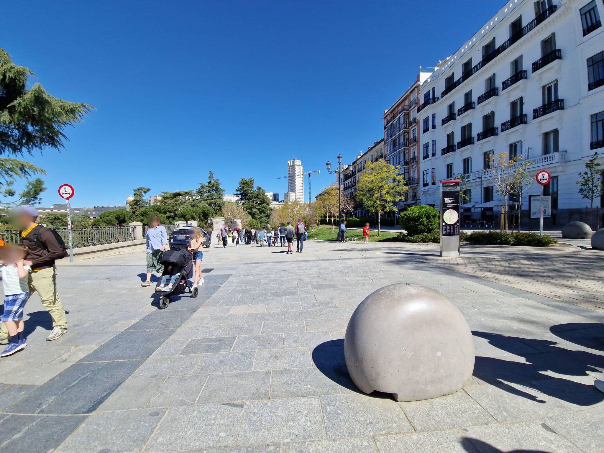 Street view near Home Suite Home Palacio Real, Palacio — © jopparn (CC BY-SA · Mapillary)
