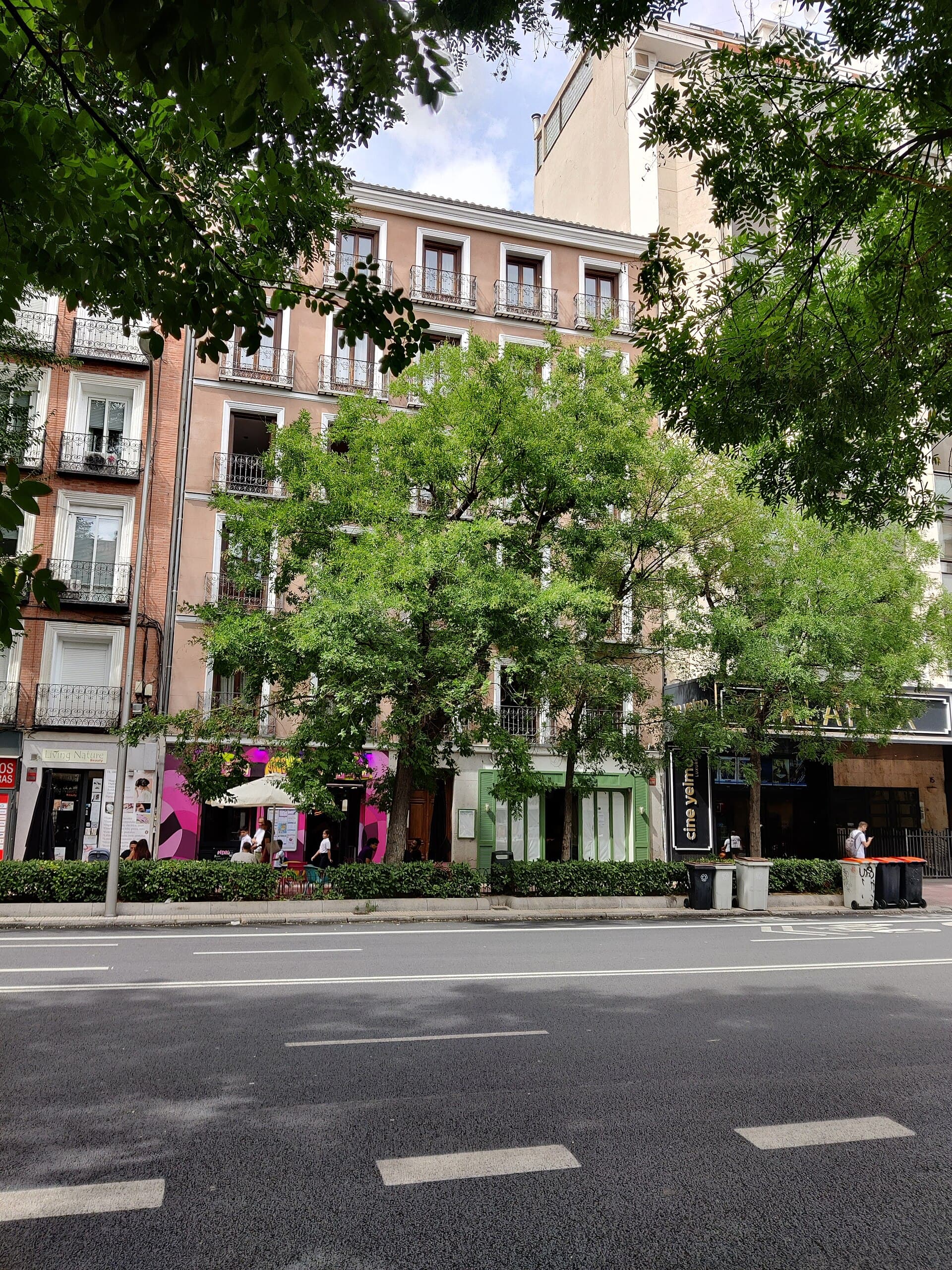 Slow Suites Luchana (via Wikimedia Commons, CC BY-SA 4.0)