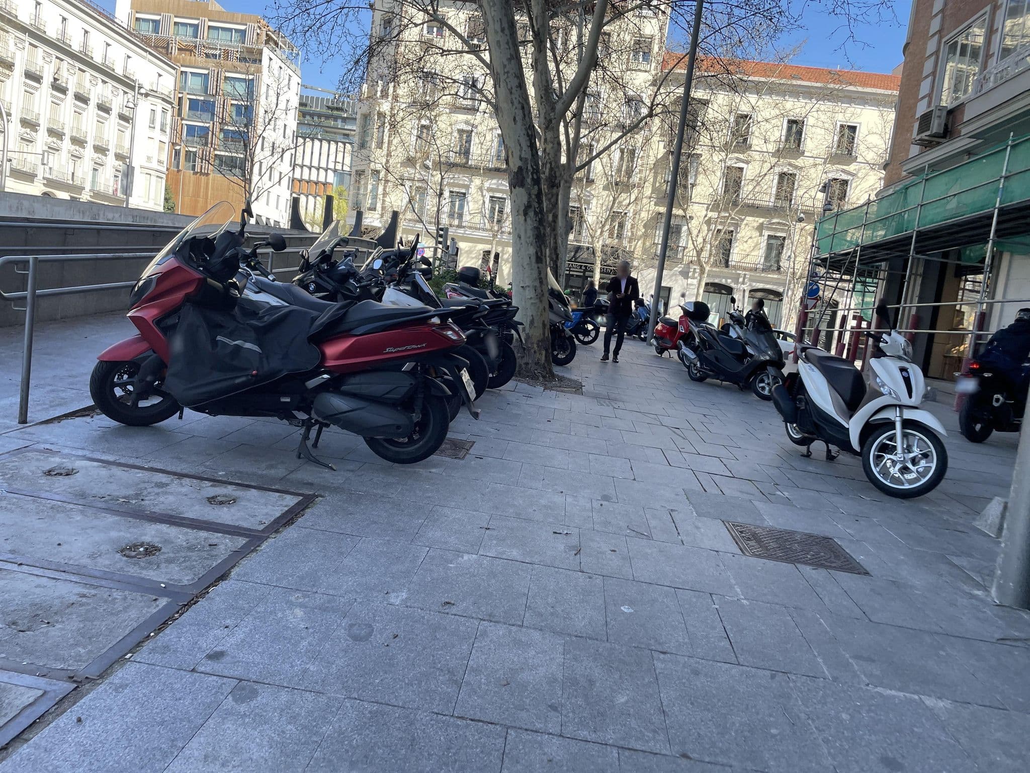Street view near Green El Prado, Castellana — © seraq (CC BY-SA · Mapillary)