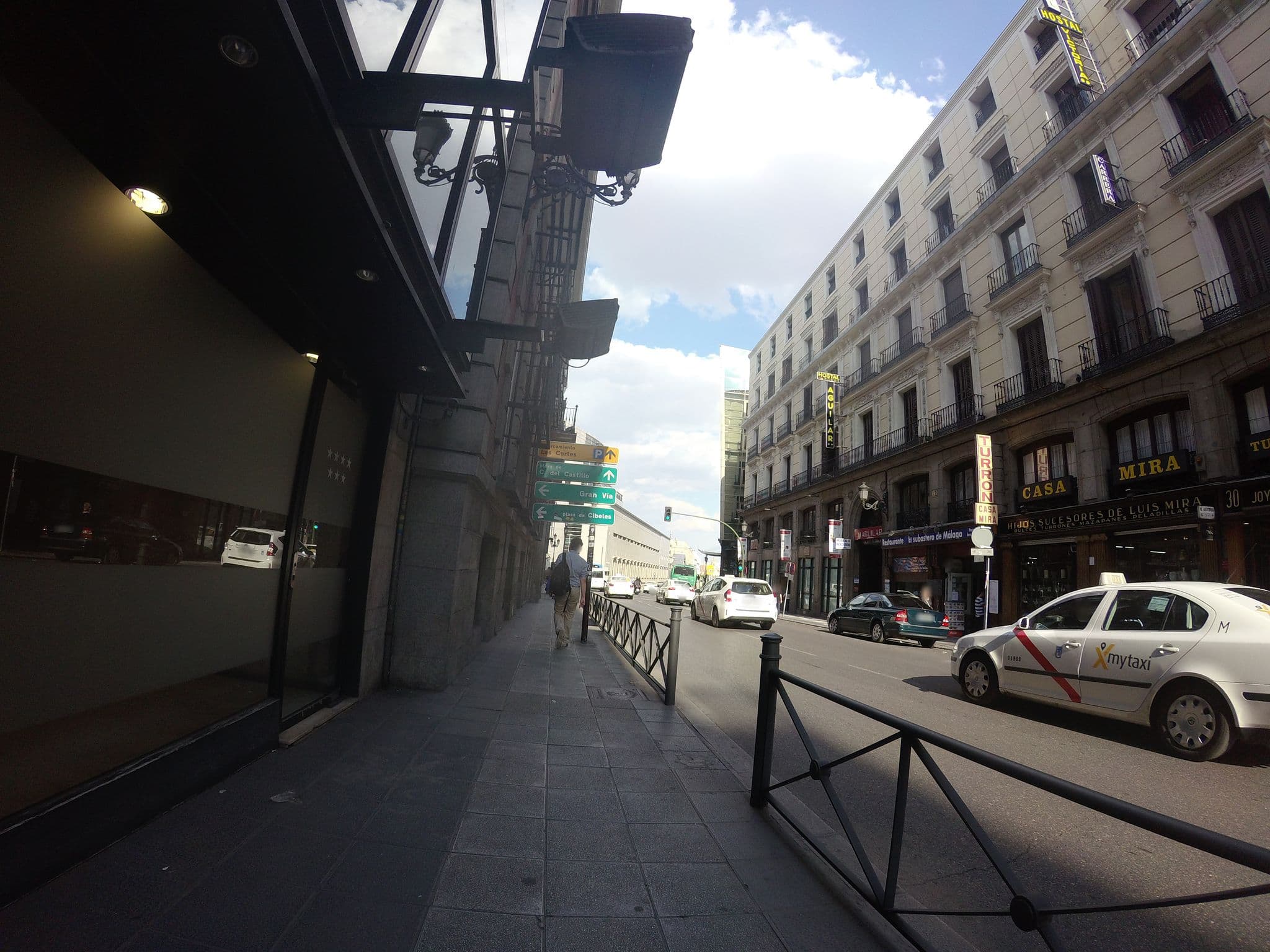 Street view near Astoria, Las Cortes — © angoca (CC BY-SA · Mapillary)