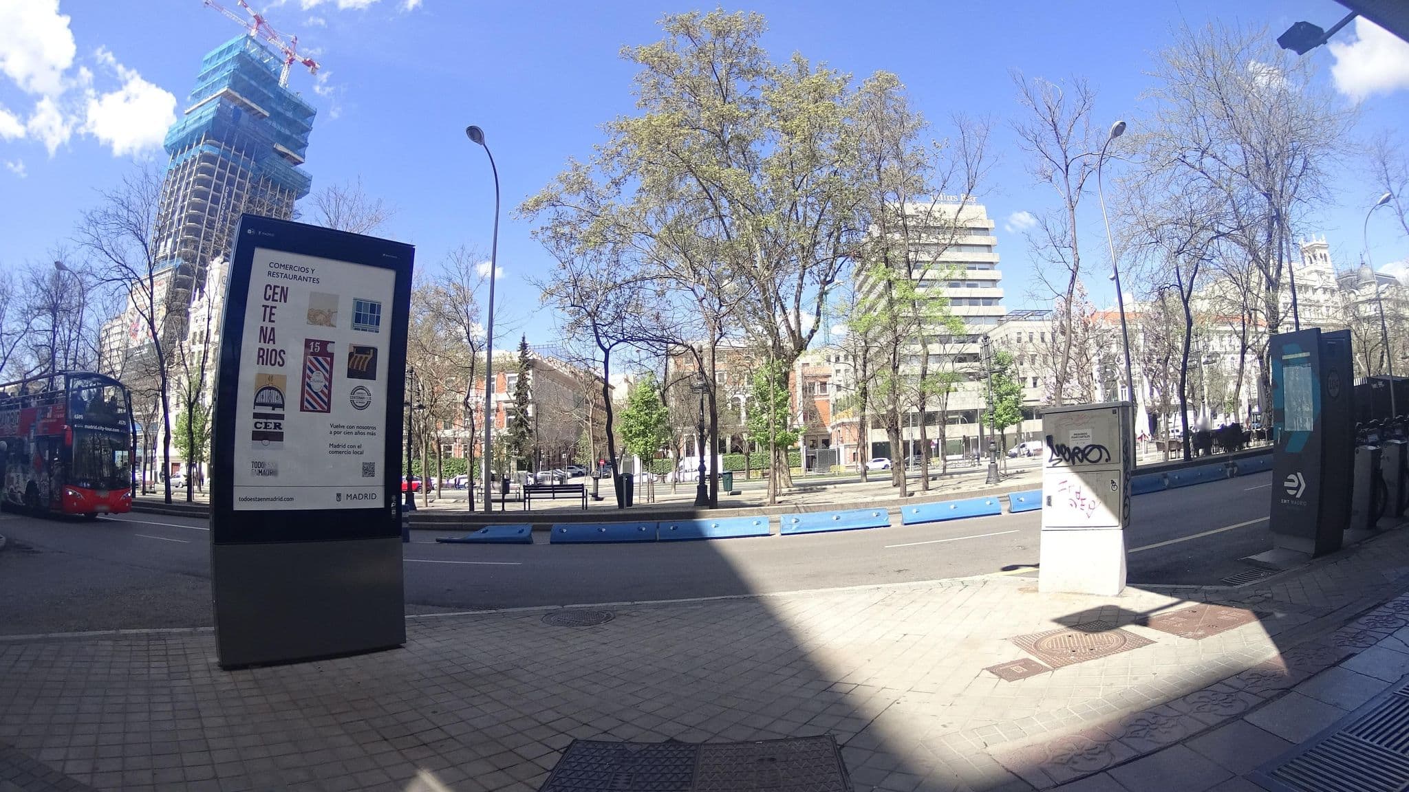 Street view near Zuma Madrid, Recoletos — © robertogeb (CC BY-SA · Mapillary)