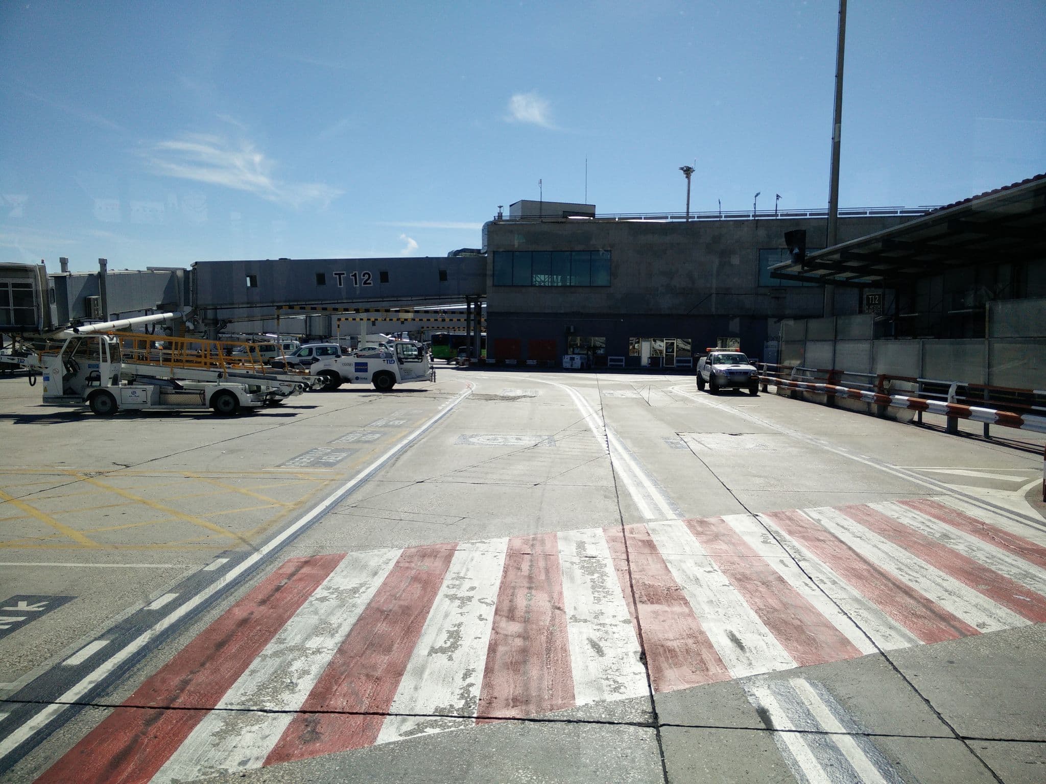 Street view near Riad Bachwya, Barajas de Madrid — © ccossio (CC BY-SA · Mapillary)