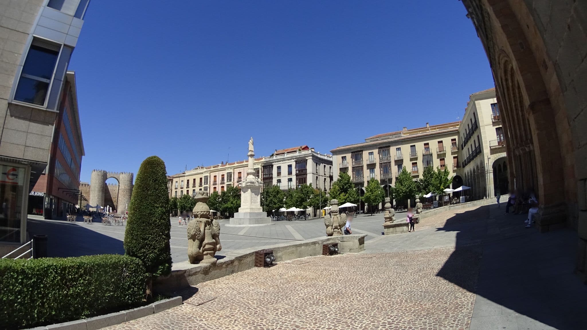 Street view near Apartamento Santa Teresa, Ávila — © robertogeb (CC BY-SA · Mapillary)