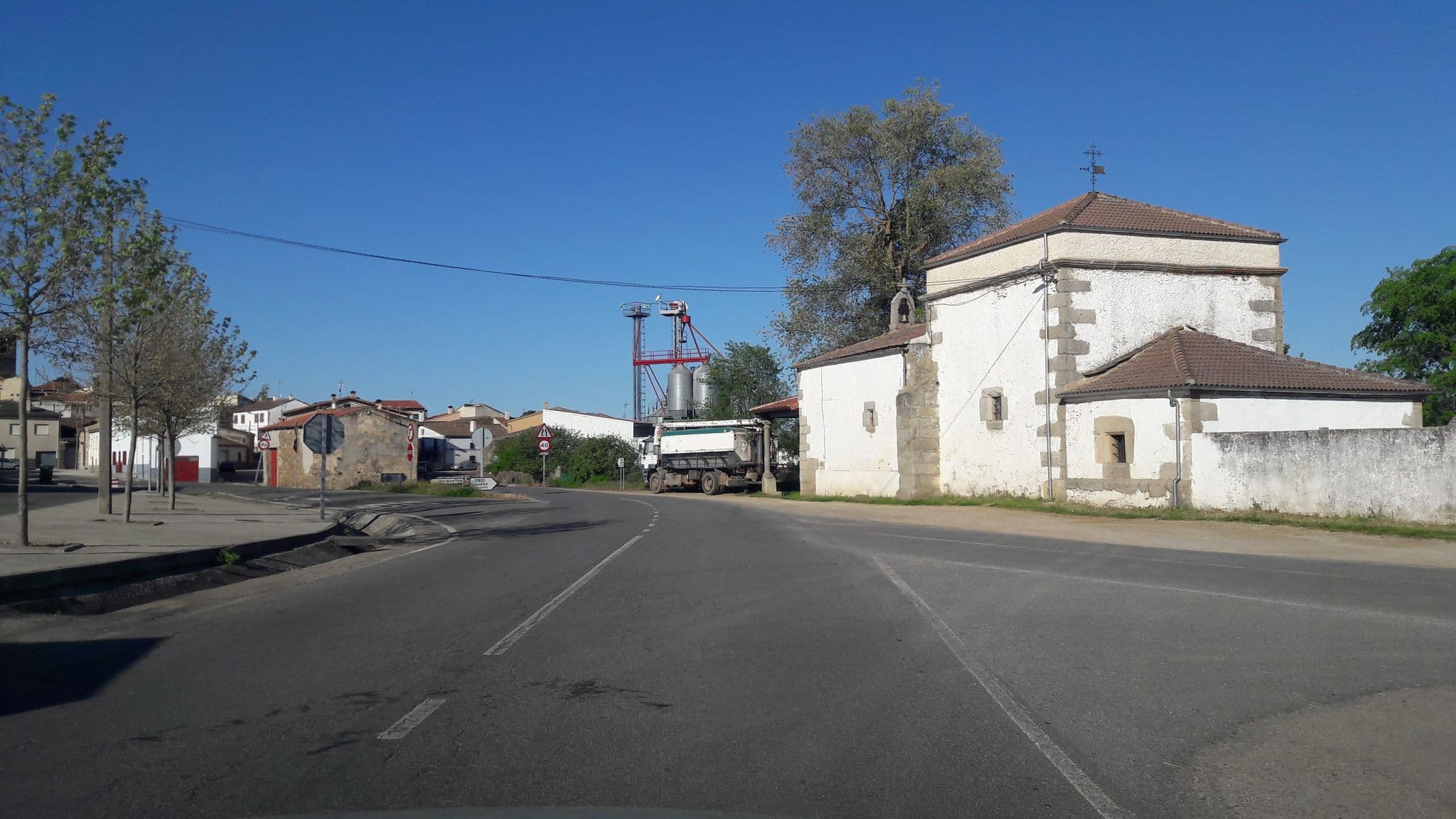 Street view near Albergue Los Majuelos, Linares de Riofrío — © civitas (CC BY-SA · Mapillary)