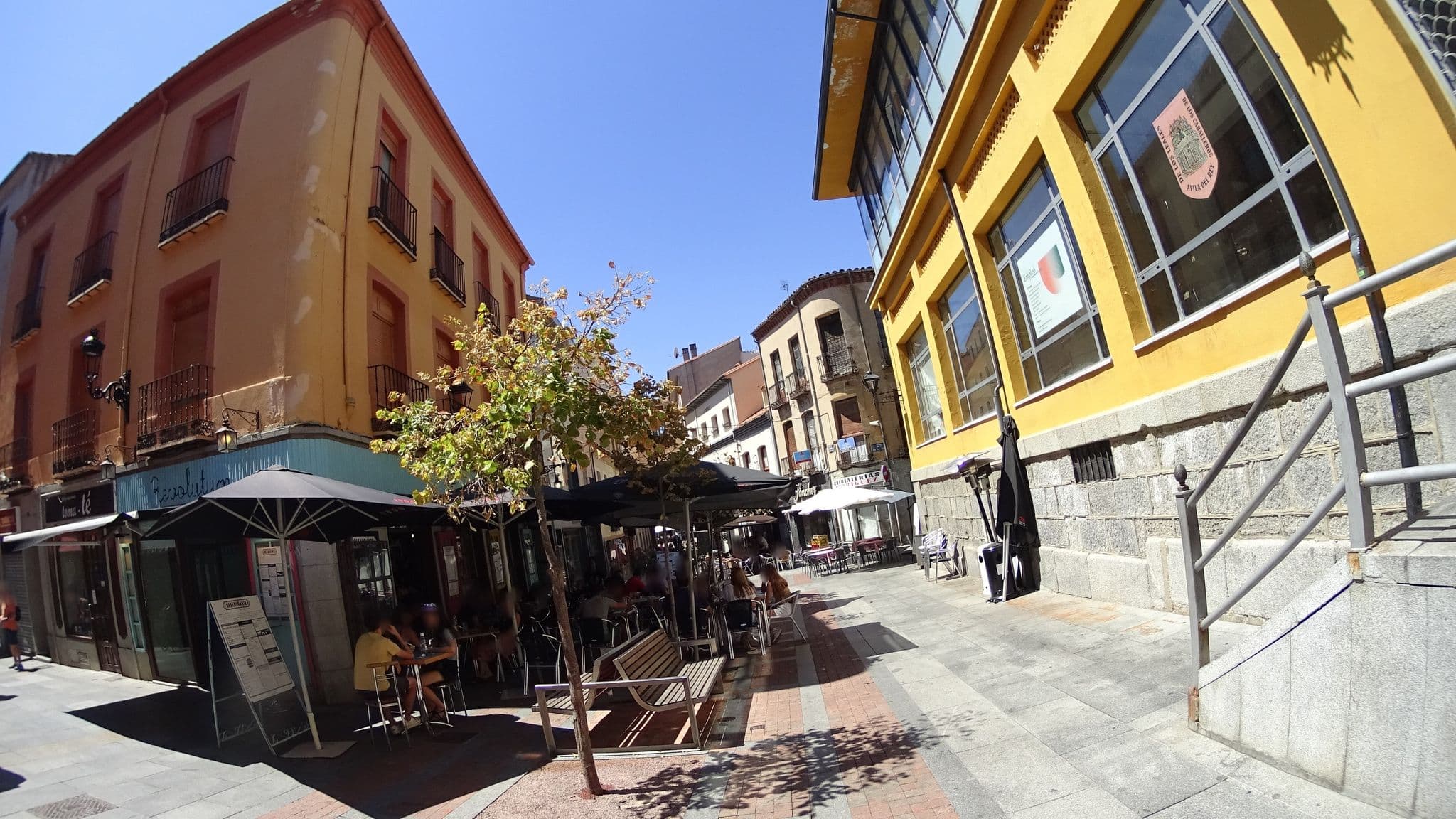 Street view near Vut Idesign 2, Ávila — © robertogeb (CC BY-SA · Mapillary)