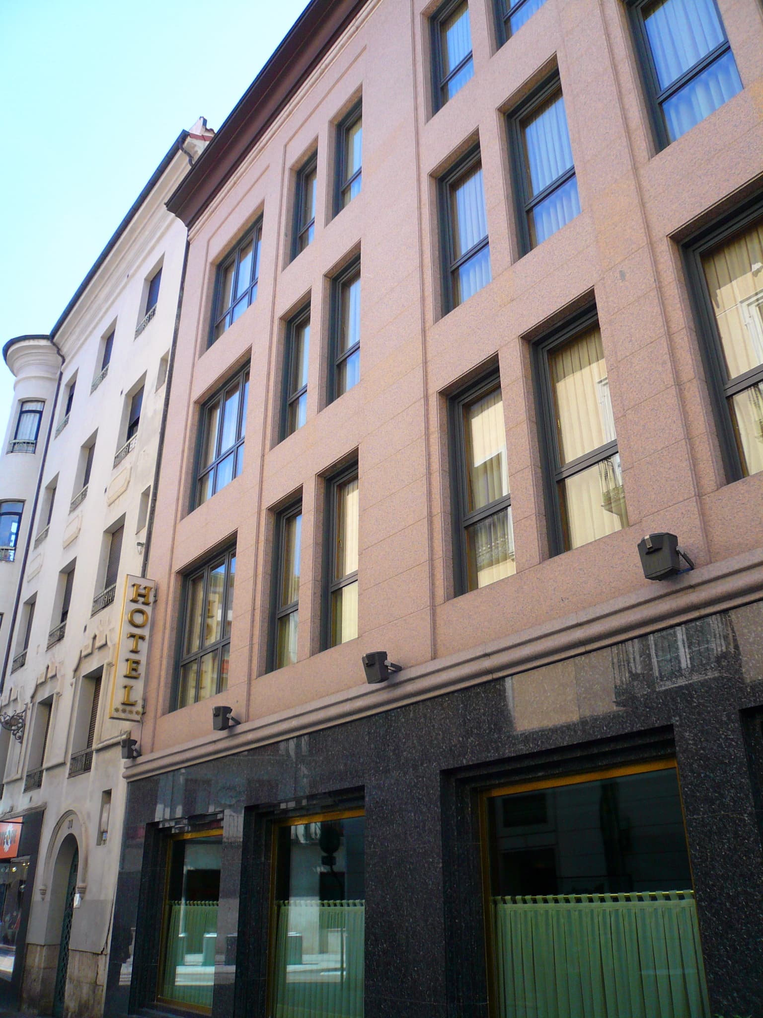 Hotel Amadeus (via Wikimedia Commons, CC0)