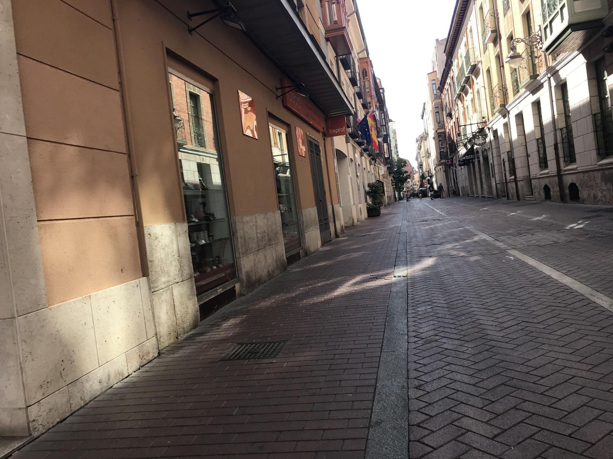 Street view near Hotel Enara, Valladolid — © miguel_andrade (CC BY-SA · Mapillary)