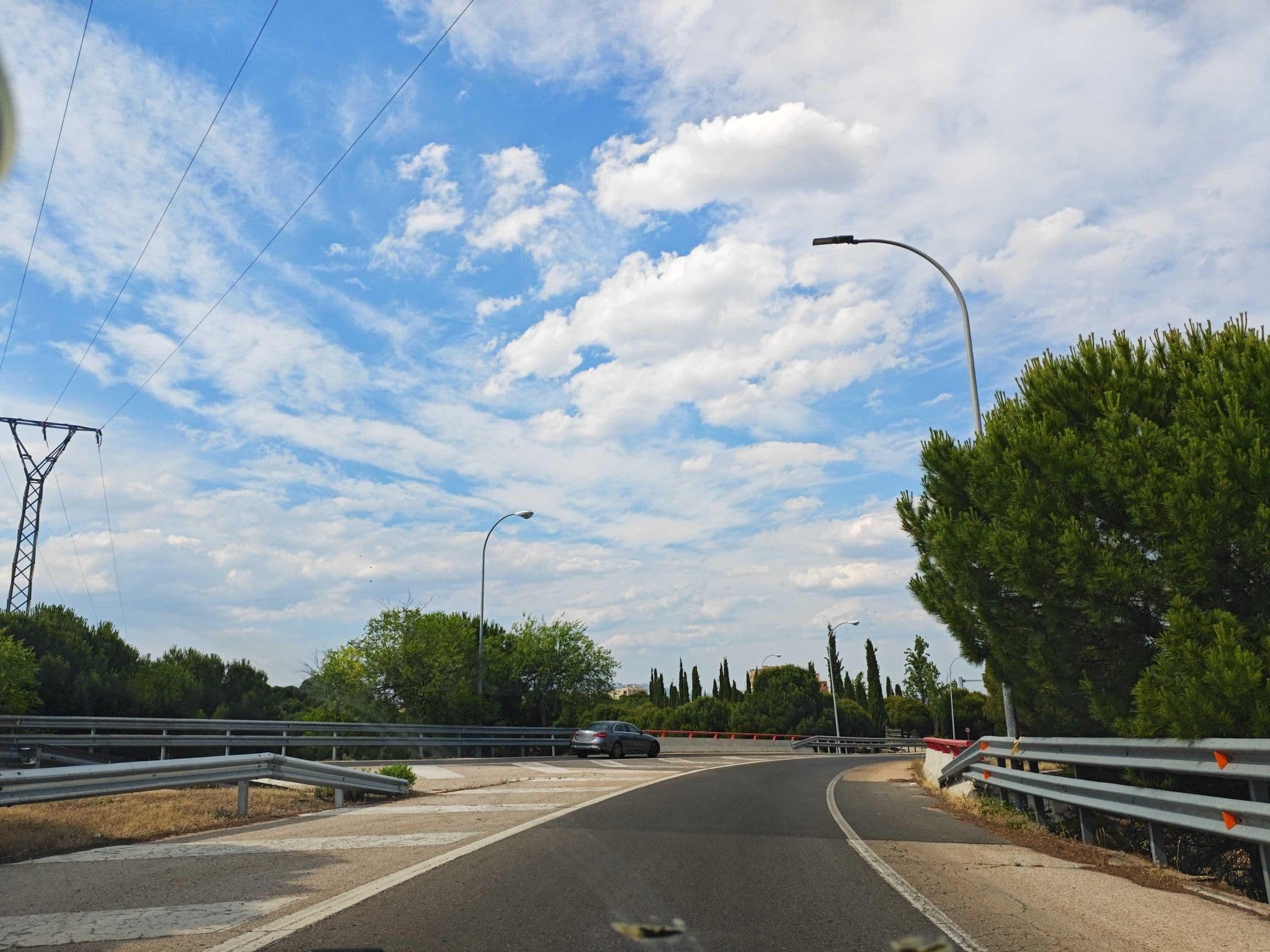 Street view near Hotel "El Bosque" - Mataelpino, Tres Cantos — © polkillas (CC BY-SA · Mapillary)