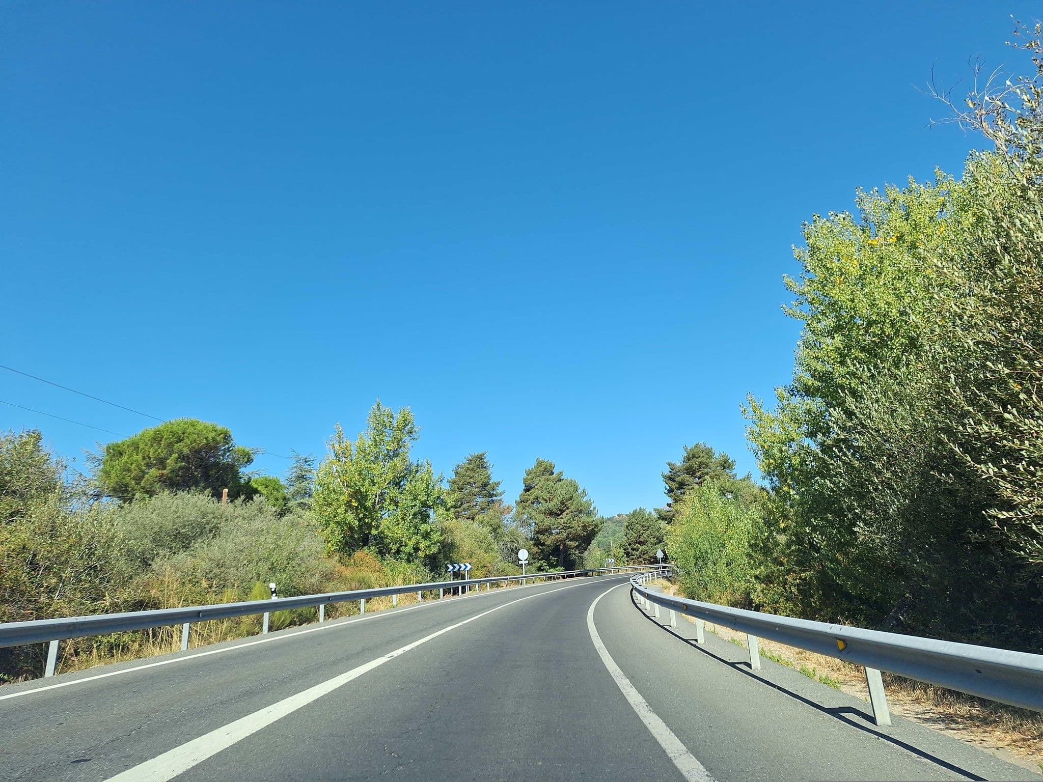 Street view near Hotel Pasadoiro, Navacerrada — © Albergarri788 (CC BY-SA · Mapillary)