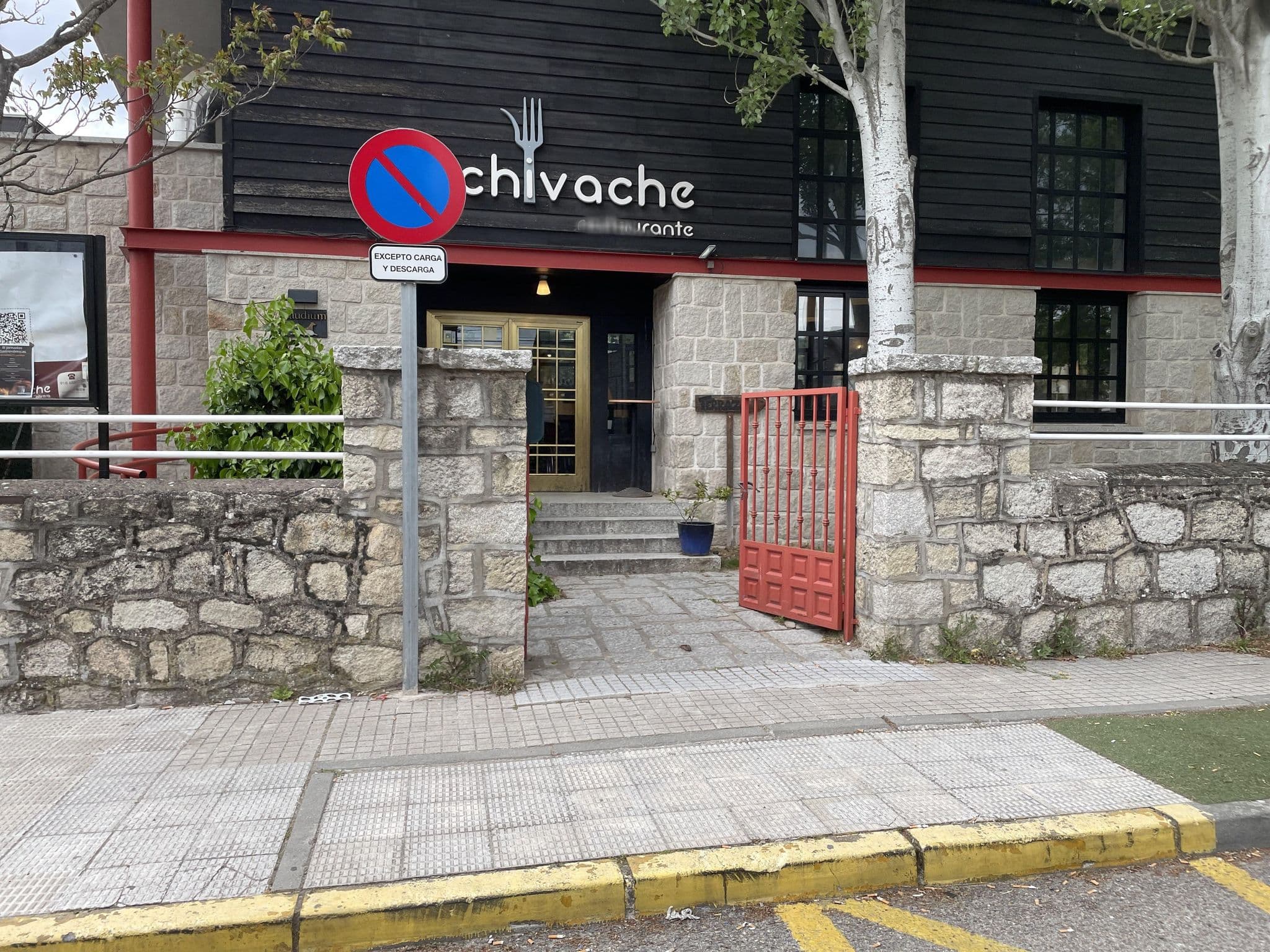 Street view near Sara de Ur Hotel La Cabrera, La Cabrera — © seraq (CC BY-SA · Mapillary)