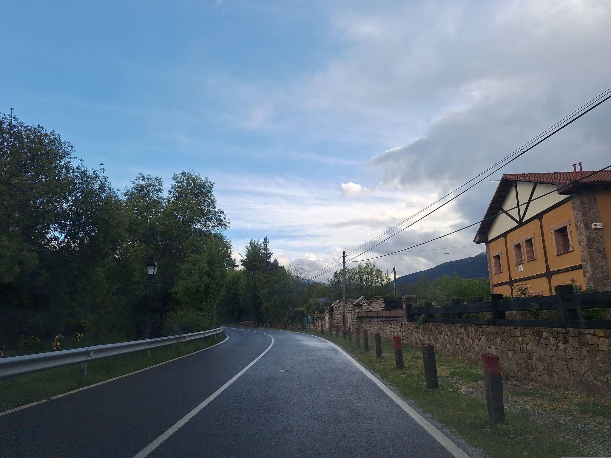 Street view near Apartamentos la Cabaña, Rascafría — © Albergarri788 (CC BY-SA · Mapillary)