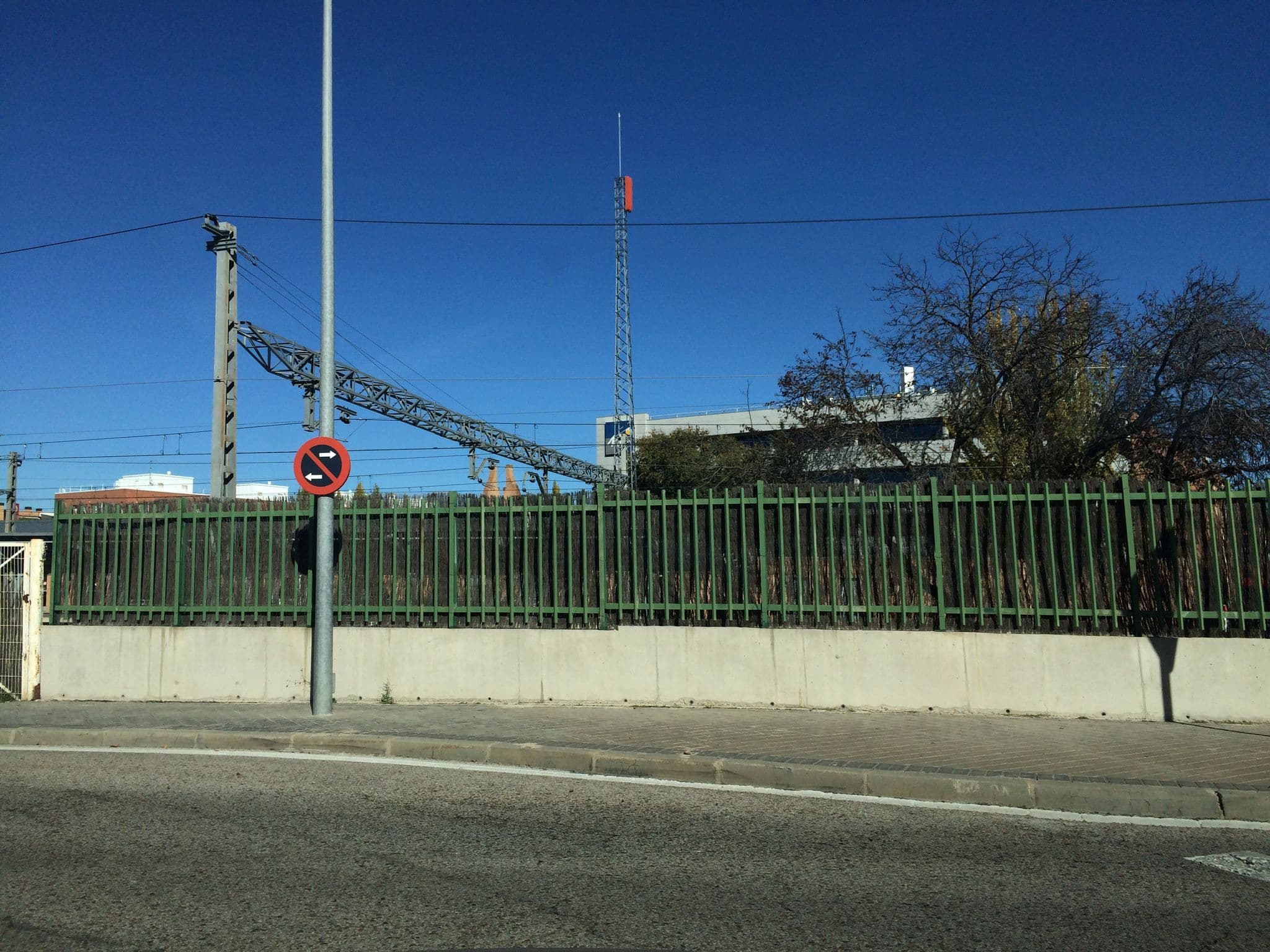Street view near Piscina Hotel Foxá, Tres Cantos — © radnaj (CC BY-SA · Mapillary)