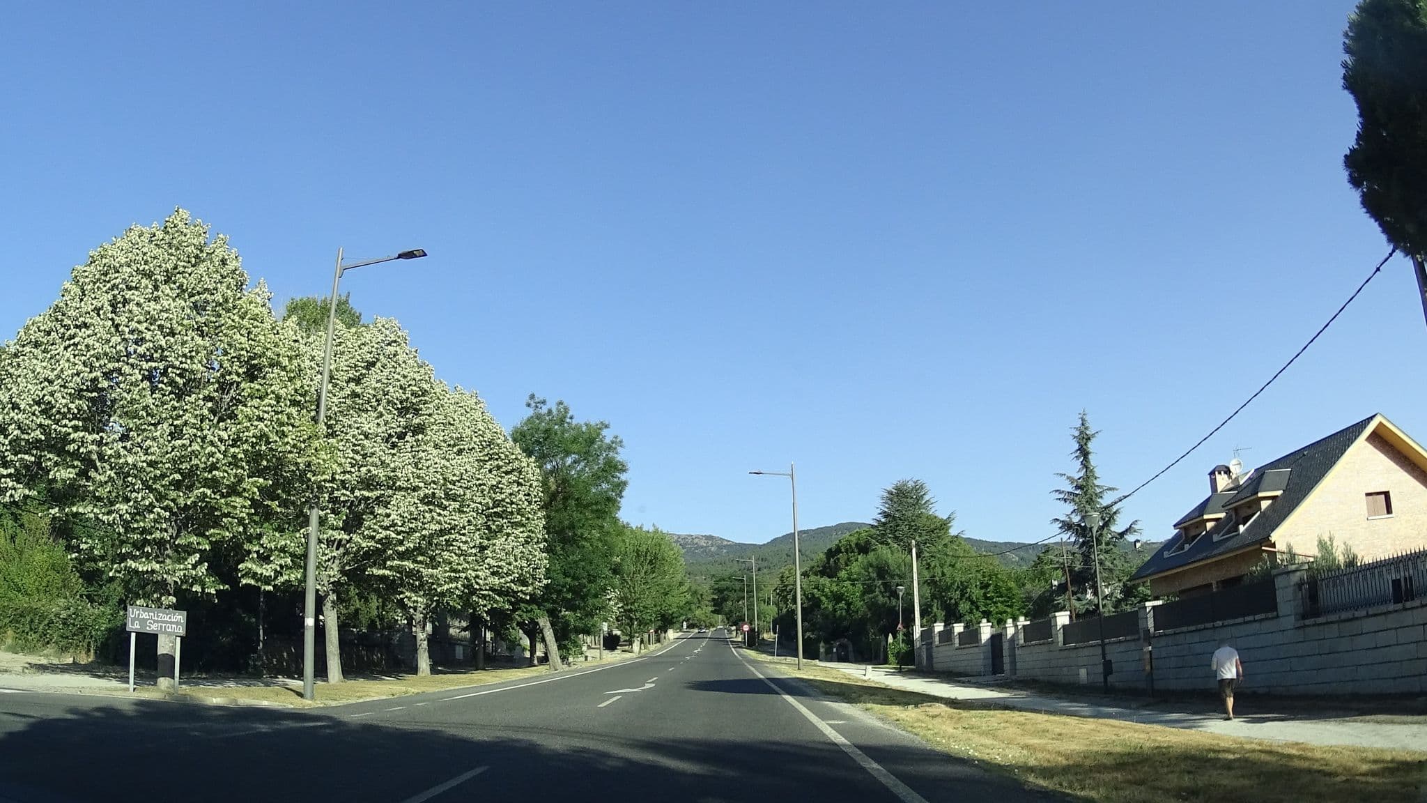 Street view near Complejo Cultural Residencial Fray Luis de León, Guadarrama — © robertogeb (CC BY-SA · Mapillary)