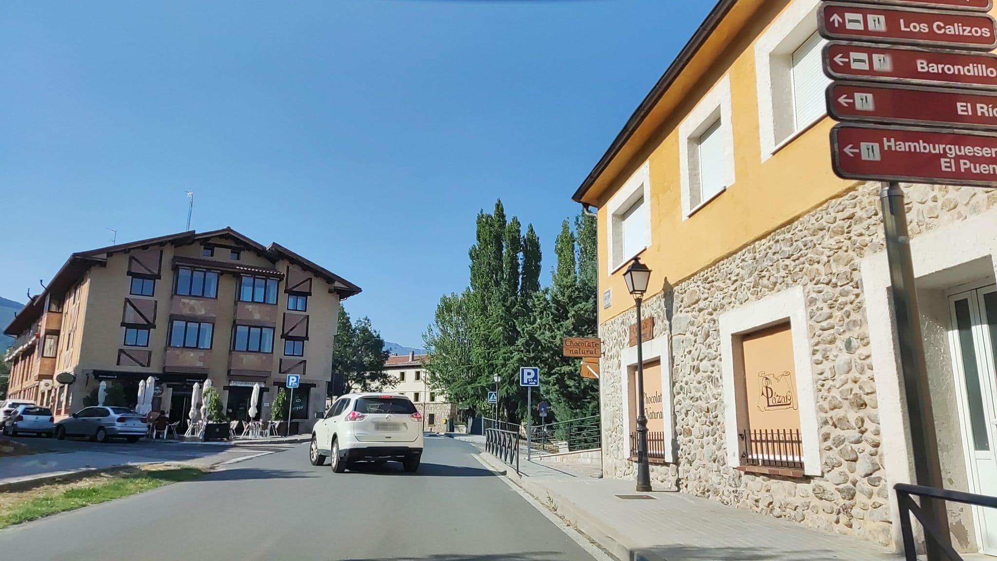 Street view near alojamientos la abuela, Rascafría — © polkillas (CC BY-SA · Mapillary)