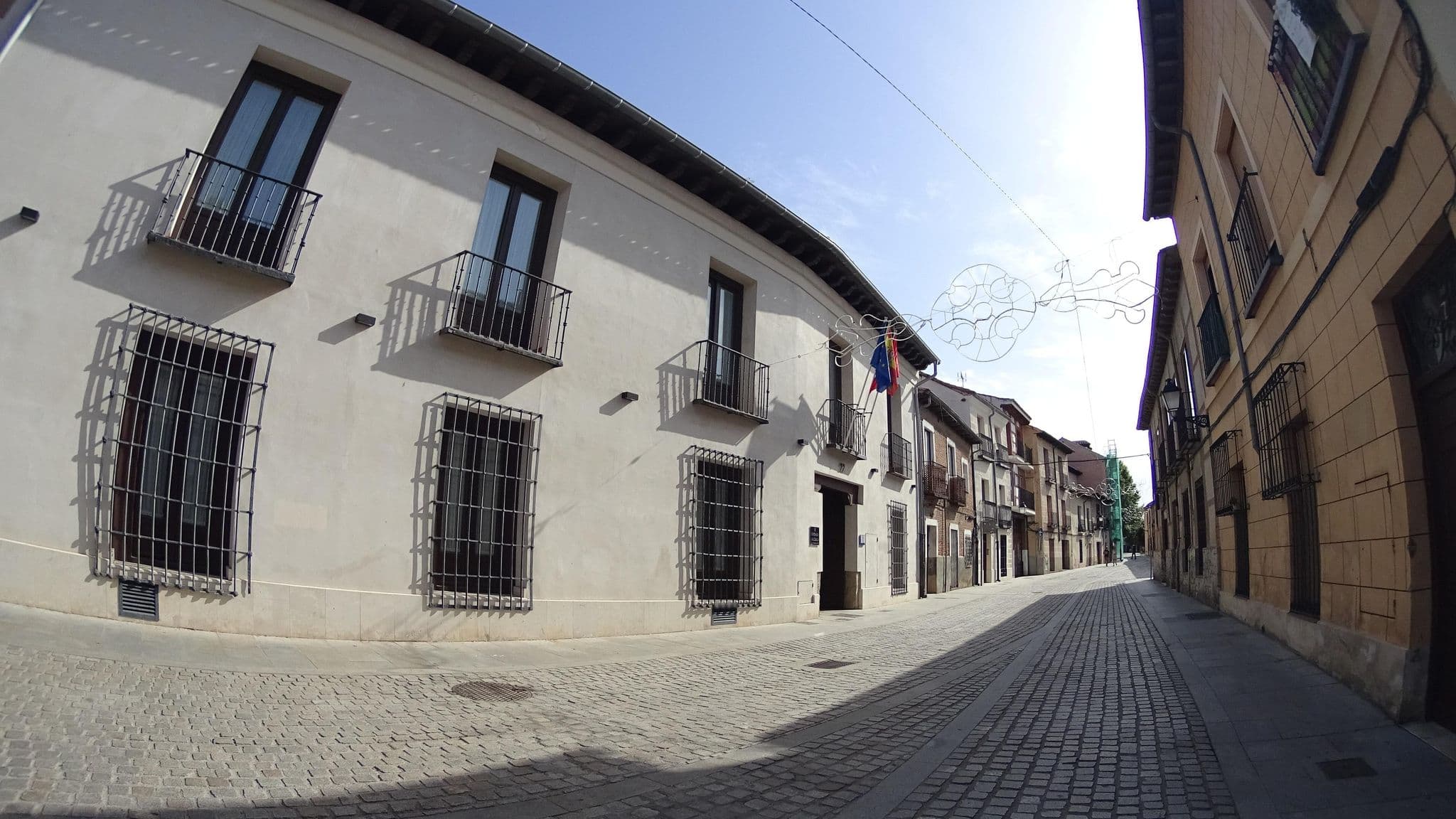 Street view near Evenia Boutique, Alcalá de Henares — © robertogeb (CC BY-SA · Mapillary)