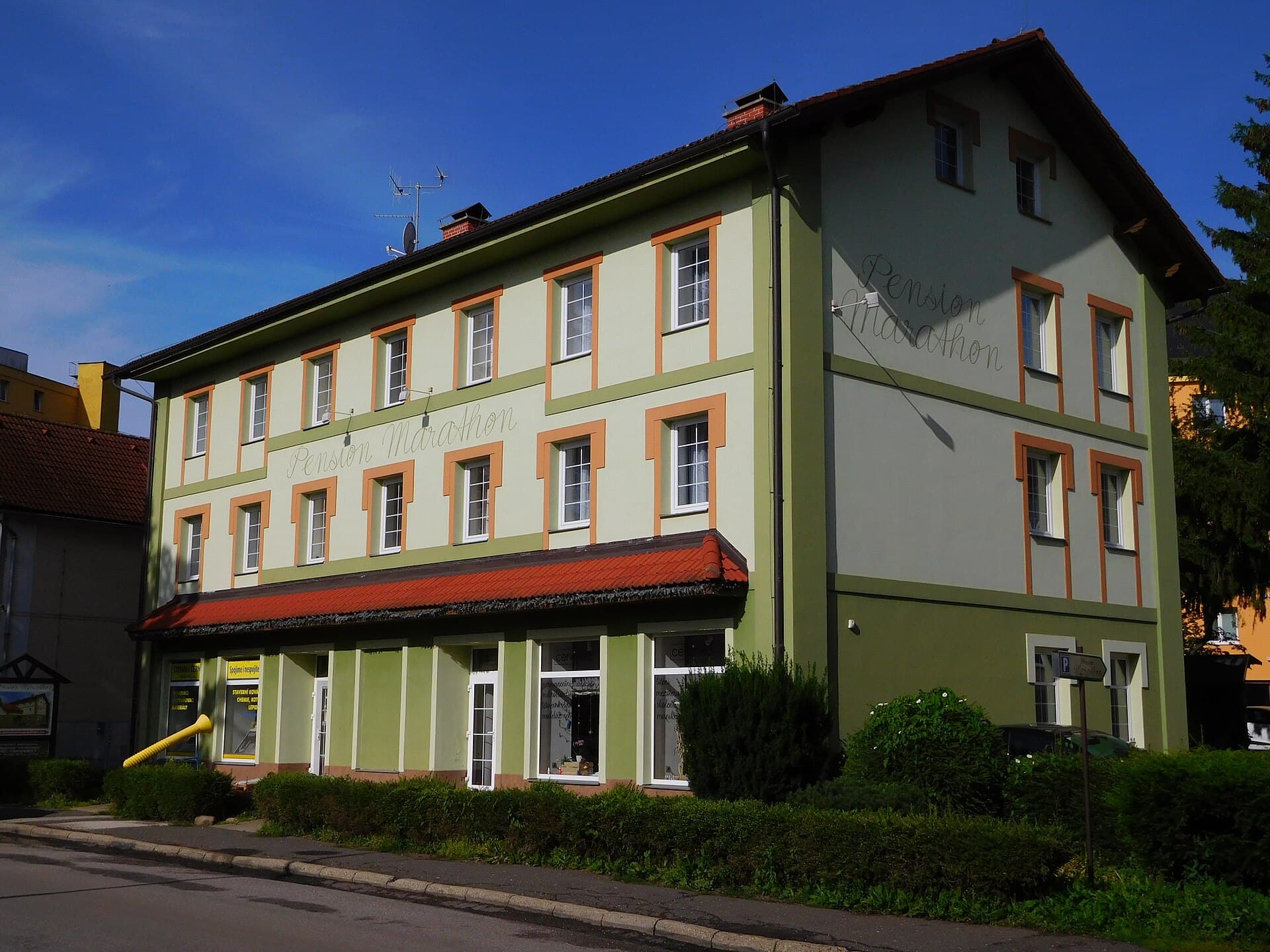 Pension Marathon (via Wikimedia Commons, CC BY-SA 3.0)