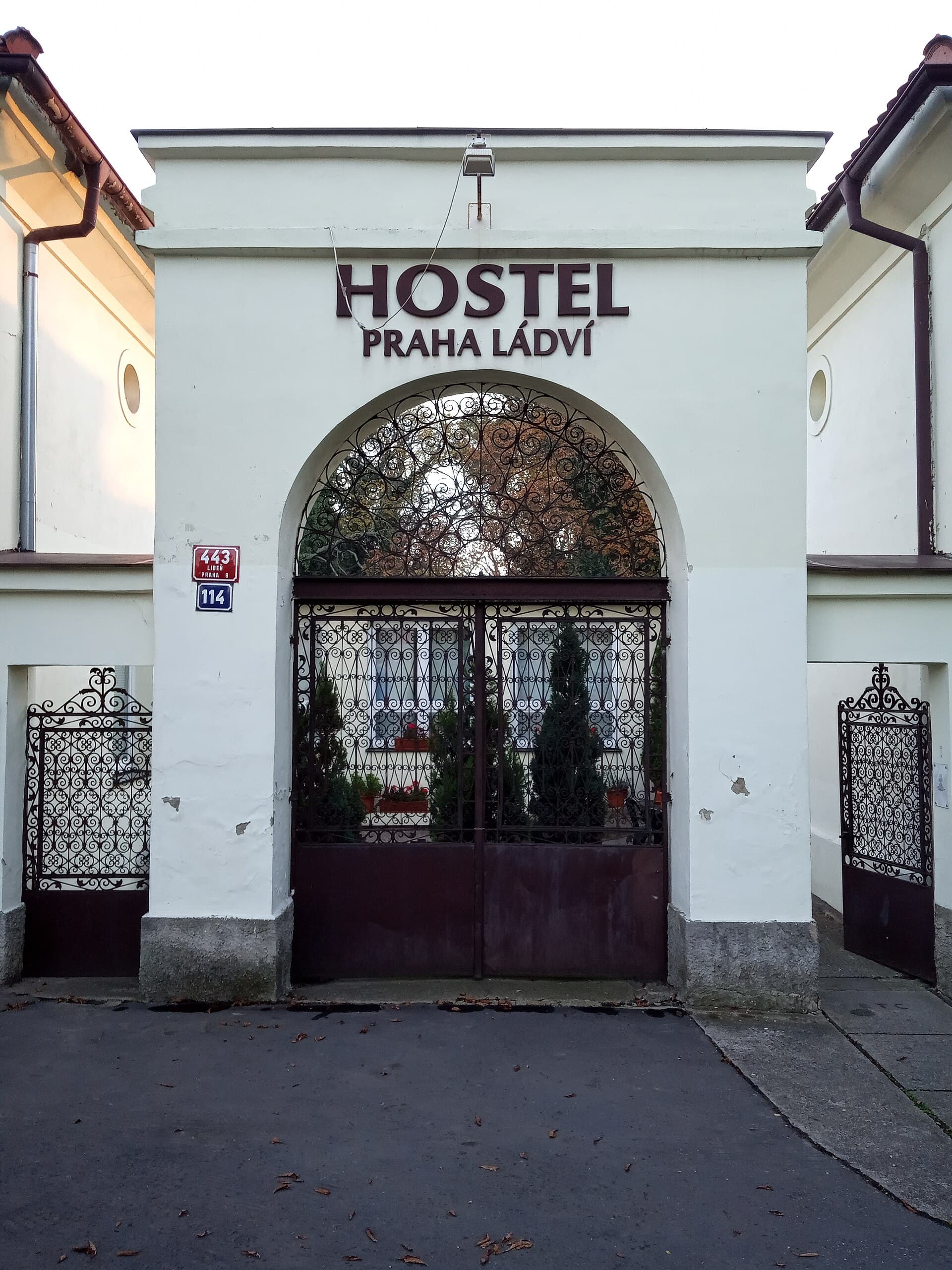 Hostel Praha Ládví (via Wikimedia Commons, CC BY-SA 4.0)