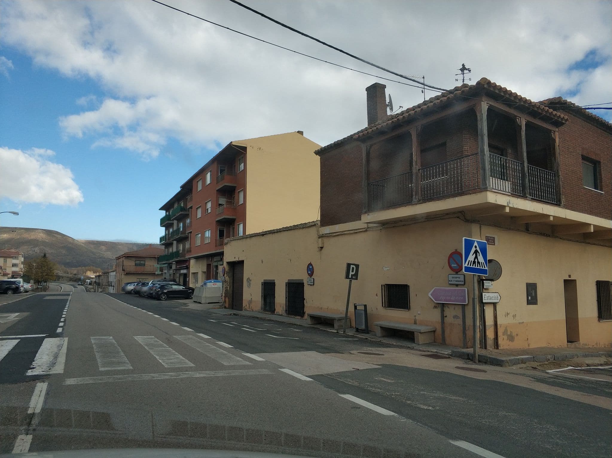 Street view near Hotel El Duque De Medinaceli, Arcos de Jalón — © sanchi (CC BY-SA · Mapillary)