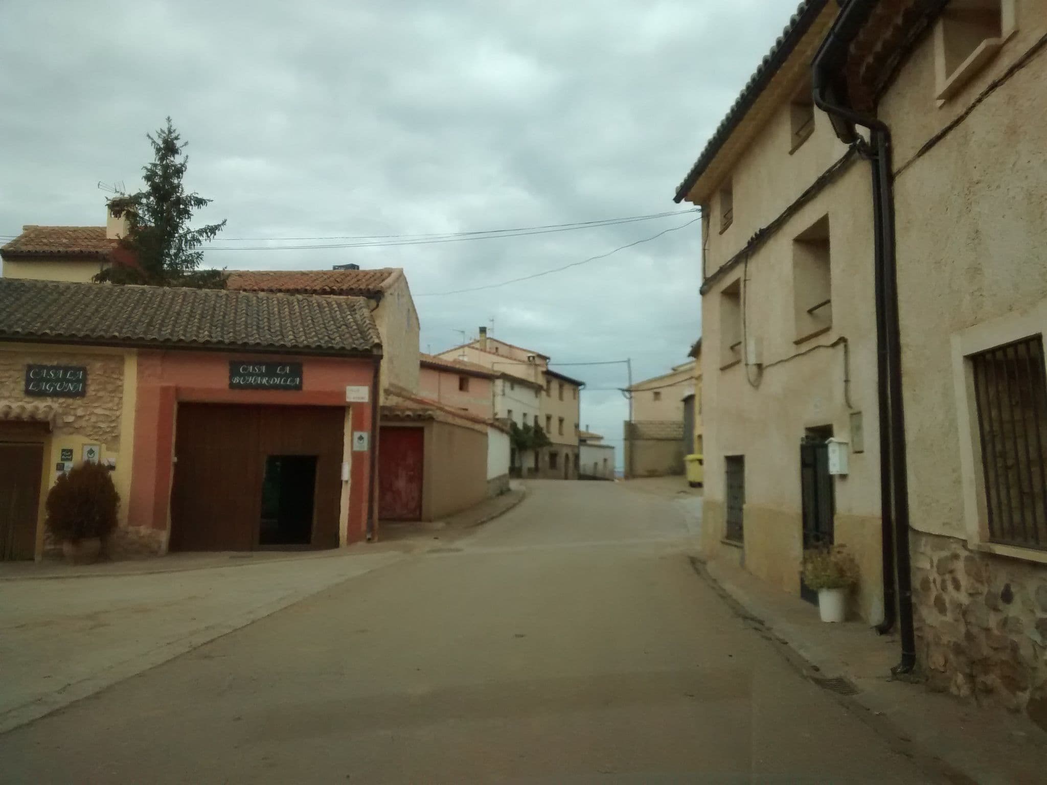 Street view near Casas Rurales la Laguna y la Buhardilla, Daroca — © msevilla00 (CC BY-SA · Mapillary)